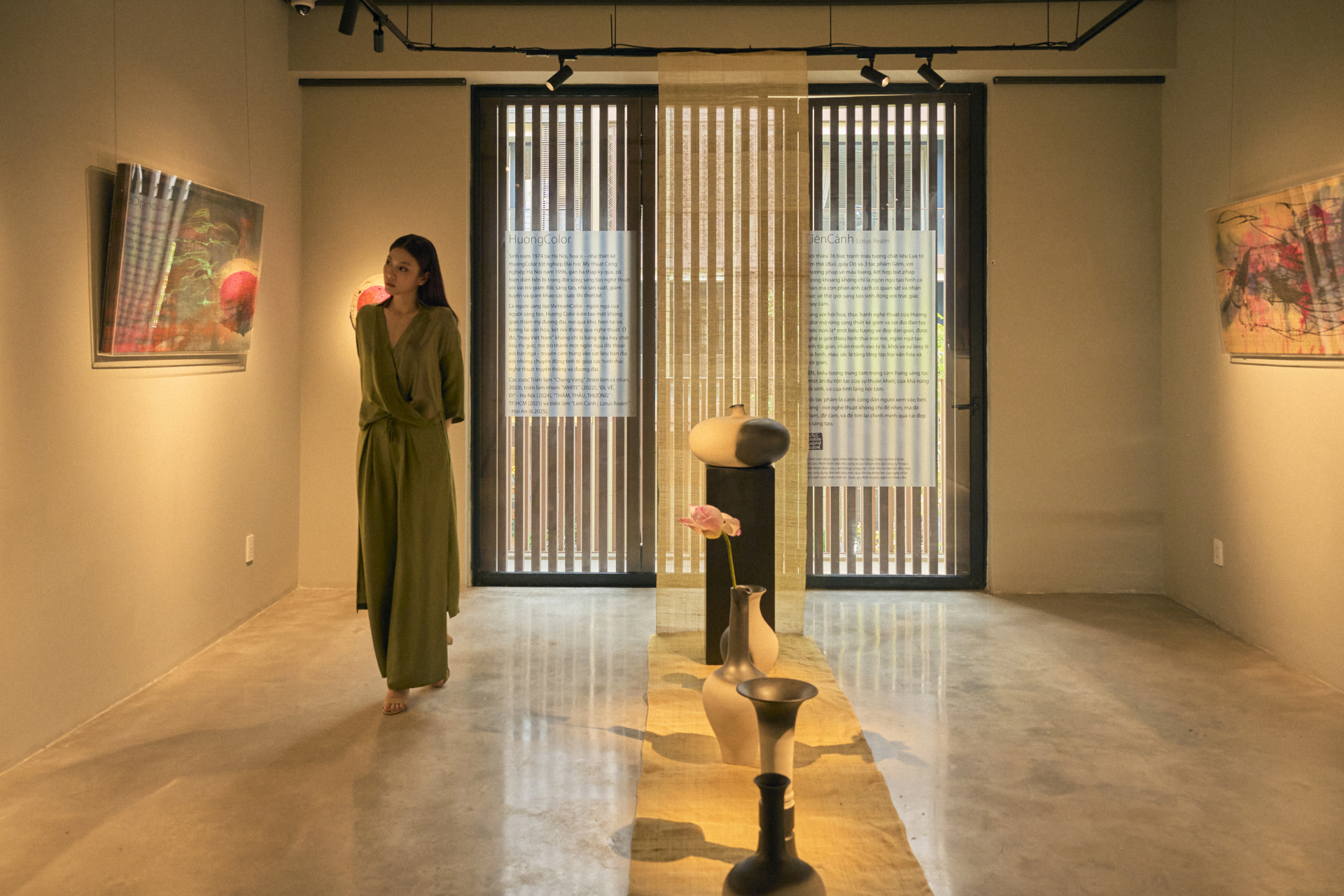 Á hậu Tường San xúc động khi đứng trước tác phẩm của mẹ tại triển lãm “Shapes of Lotus – Liên Cảnh” - ảnh 10
