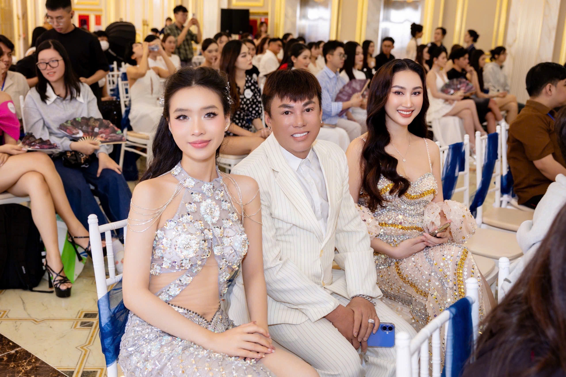Đoàn Hồng Trang khoe khéo cặp 'kiếm nhật' trong thiết kế xẻ tà của NTK Tommy Nguyễn - ảnh 5