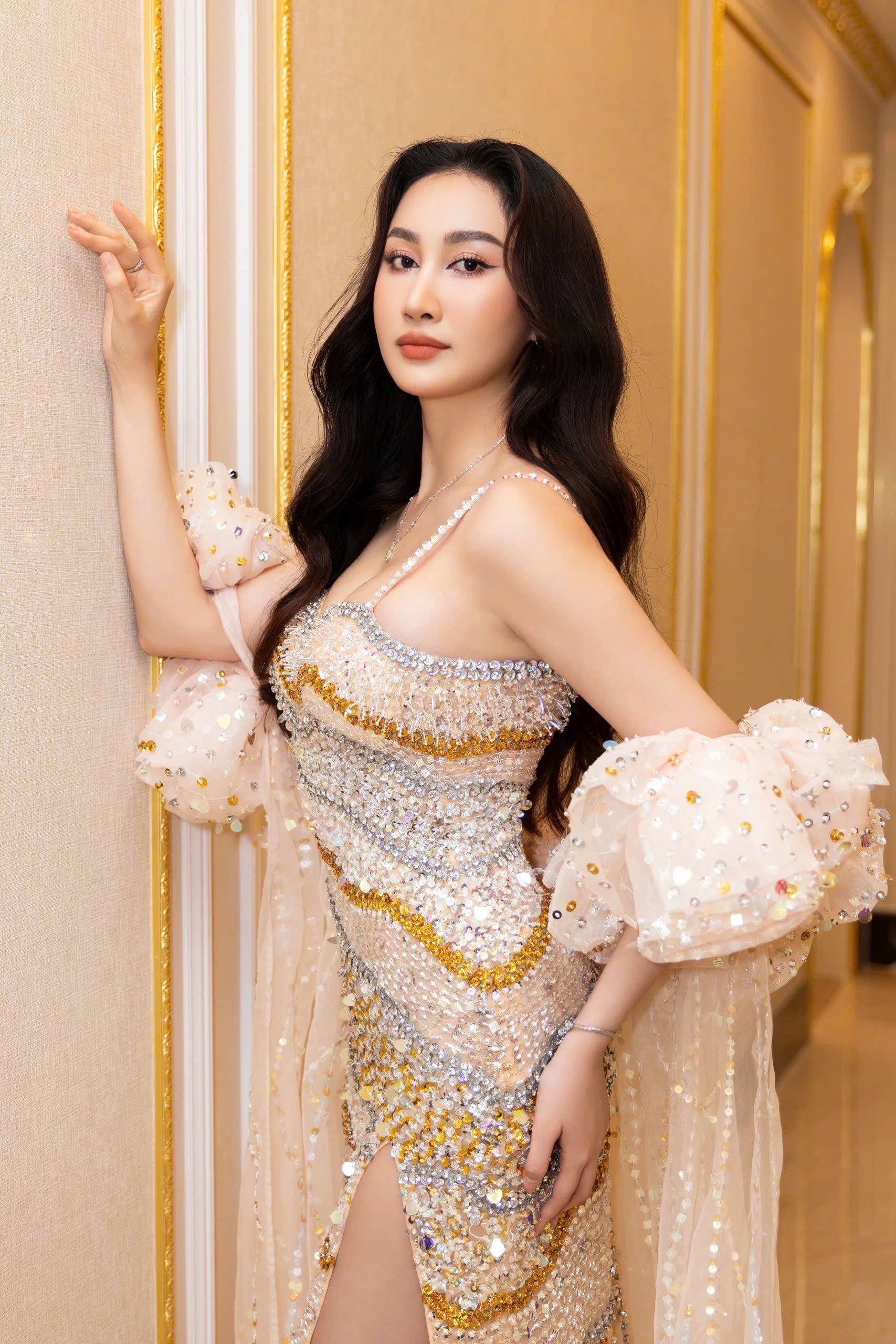 Đoàn Hồng Trang khoe khéo cặp 'kiếm nhật' trong thiết kế xẻ tà của NTK Tommy Nguyễn - ảnh 1