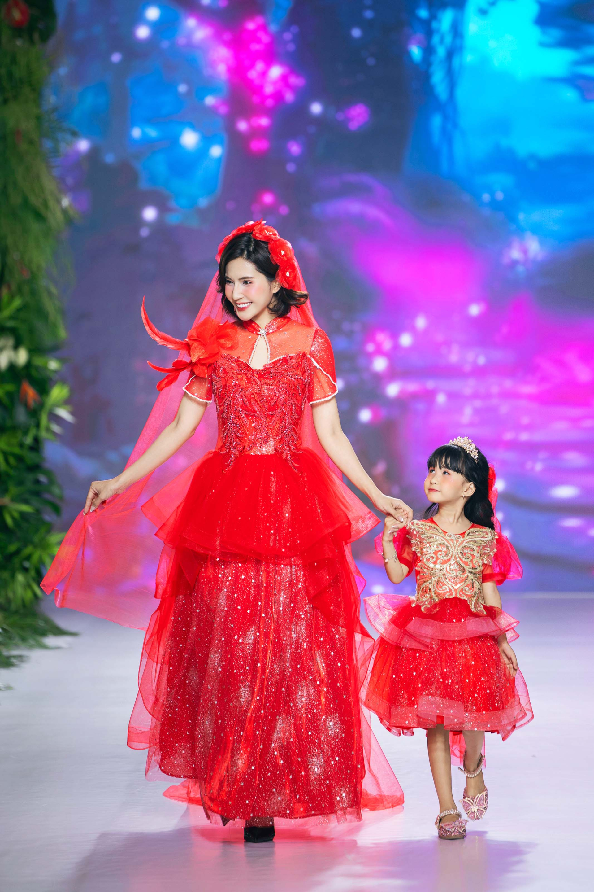 Thiên An gây “bão” khi cùng con gái catwalk, đánh dấu vai trò mới - ảnh 1