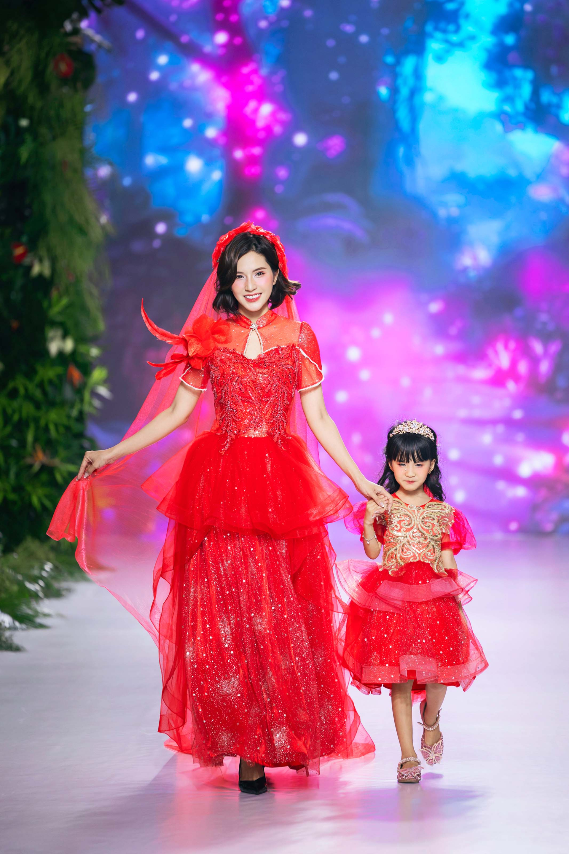 Thiên An gây “bão” khi cùng con gái catwalk, đánh dấu vai trò mới - ảnh 2