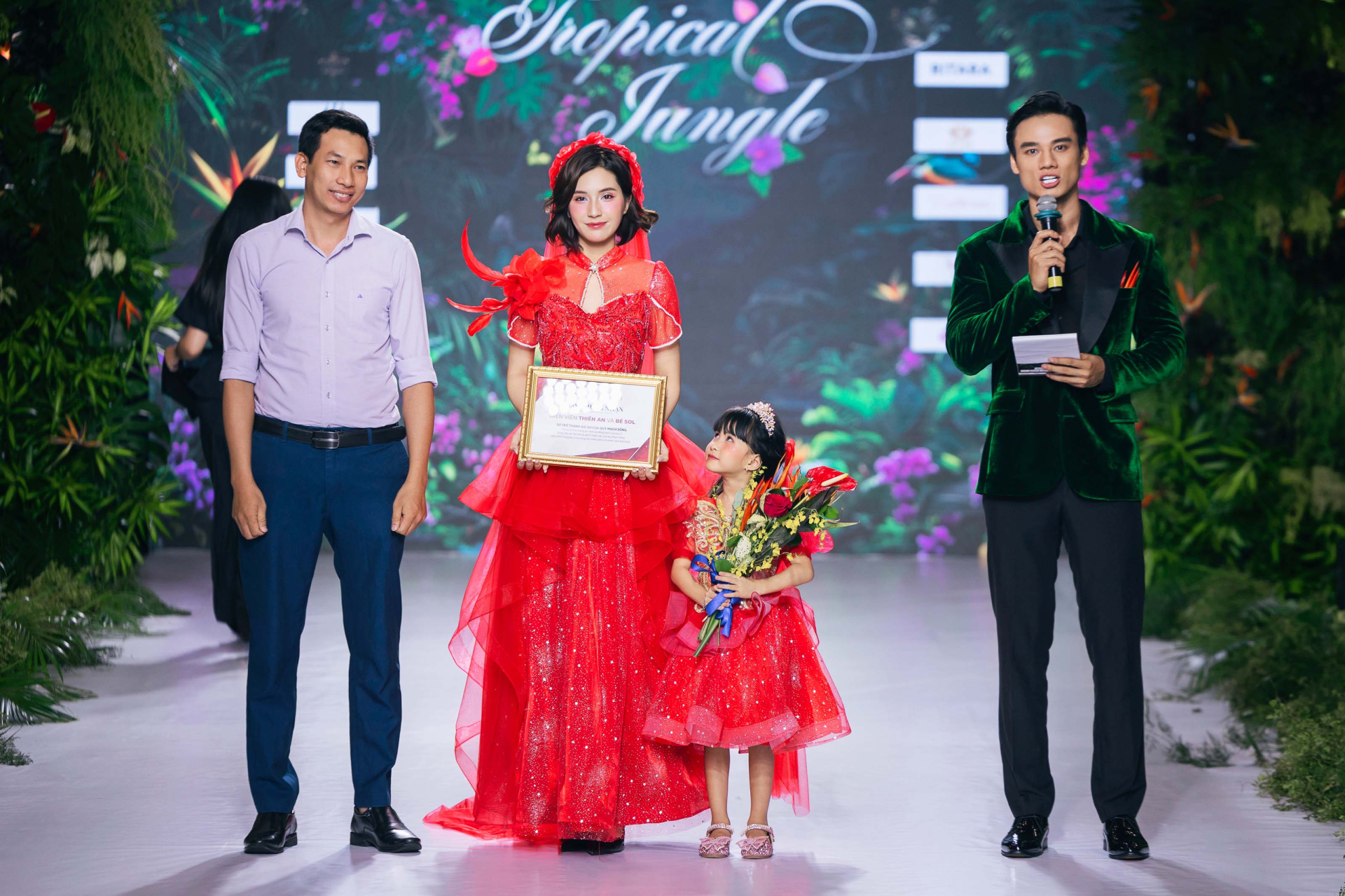 Thiên An gây “bão” khi cùng con gái catwalk, đánh dấu vai trò mới - ảnh 3