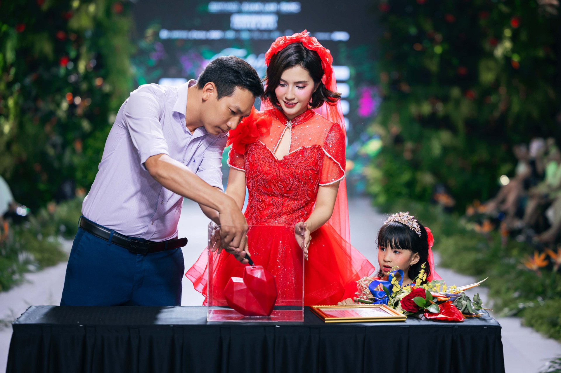 Thiên An gây “bão” khi cùng con gái catwalk, đánh dấu vai trò mới - ảnh 4