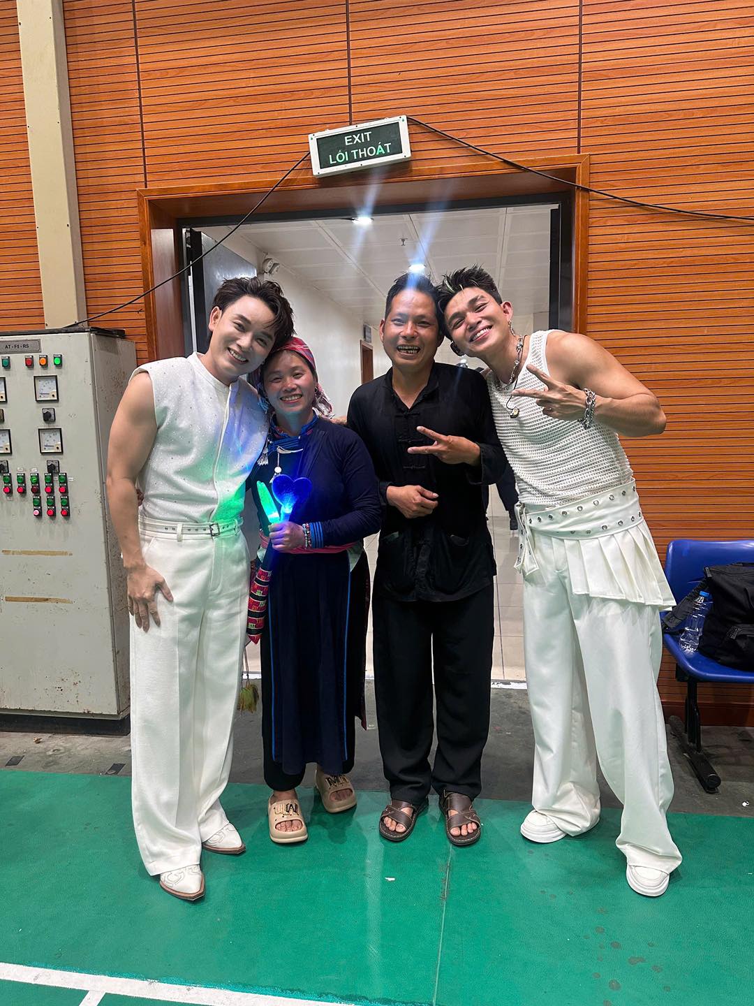 Anh Hà chị Thông bất ngờ đến cổ vũ Jun Phạm ngay trong show diễn - ảnh 5