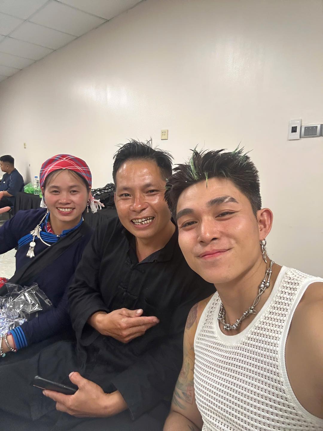 Anh Hà chị Thông bất ngờ đến cổ vũ Jun Phạm ngay trong show diễn - ảnh 6