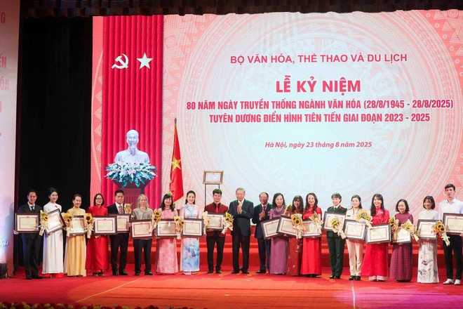 Đạo diễn Lý Hải dự Lễ kỷ niệm 80 năm Ngành Văn hóa, nhận bằng khen của Bộ VHTT&DL - ảnh 1