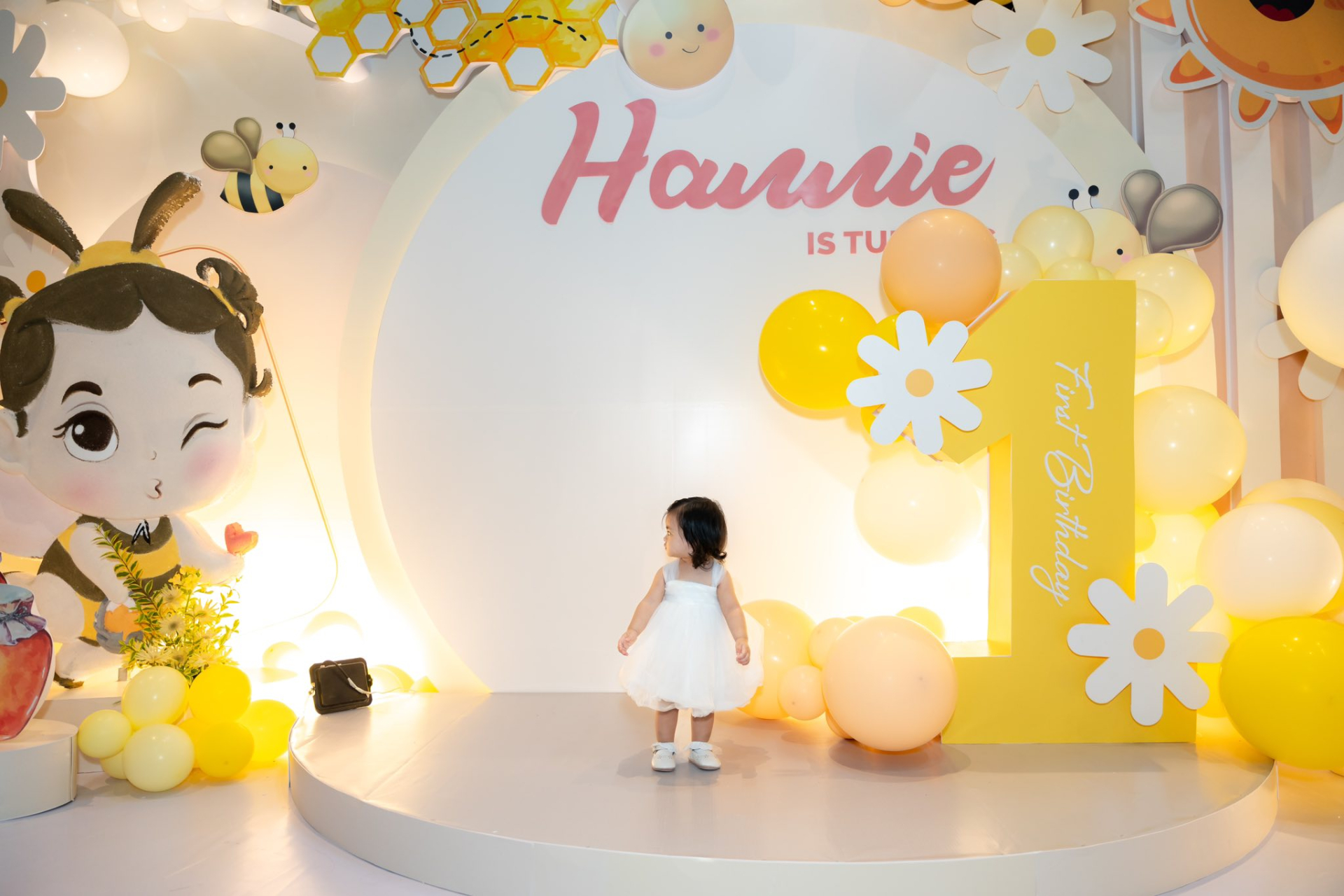 Ái nữ Đông Nhi- Ông Cao Thắng xinh như búp bê trong tiệc sinh nhật - ảnh 3