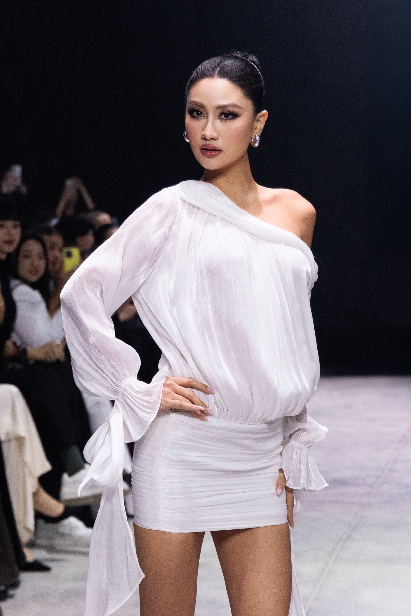 Hoa hậu Phương Linh và Á hậu Đỗ Cẩm Ly cùng đảm nhận vai trò vedette tại Tech-shion show - ảnh 2