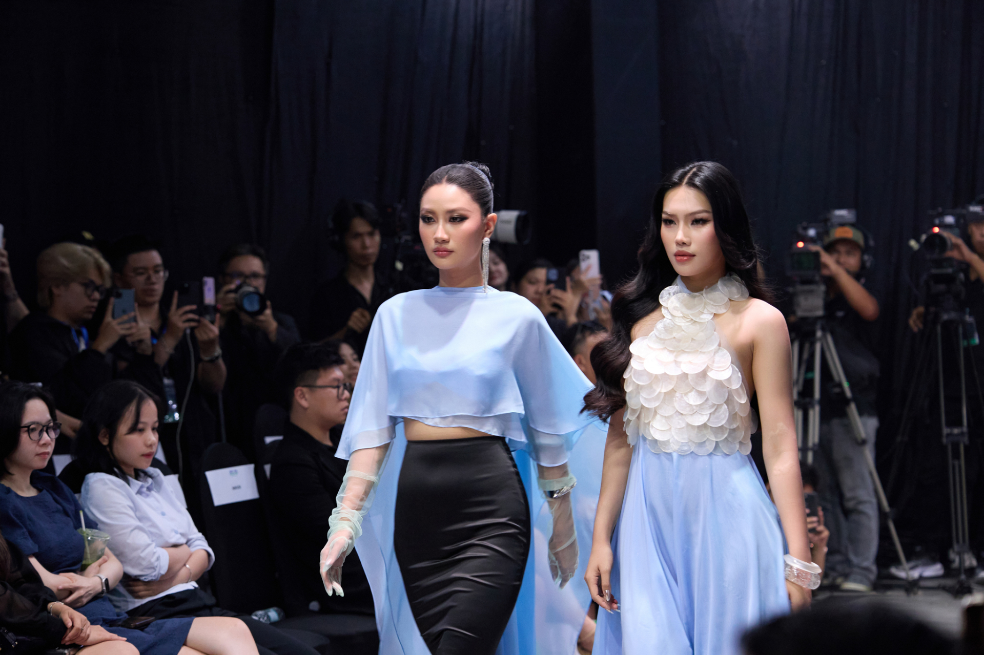 Hoa hậu Phương Linh và Á hậu Đỗ Cẩm Ly cùng đảm nhận vai trò vedette tại Tech-shion show - ảnh 5