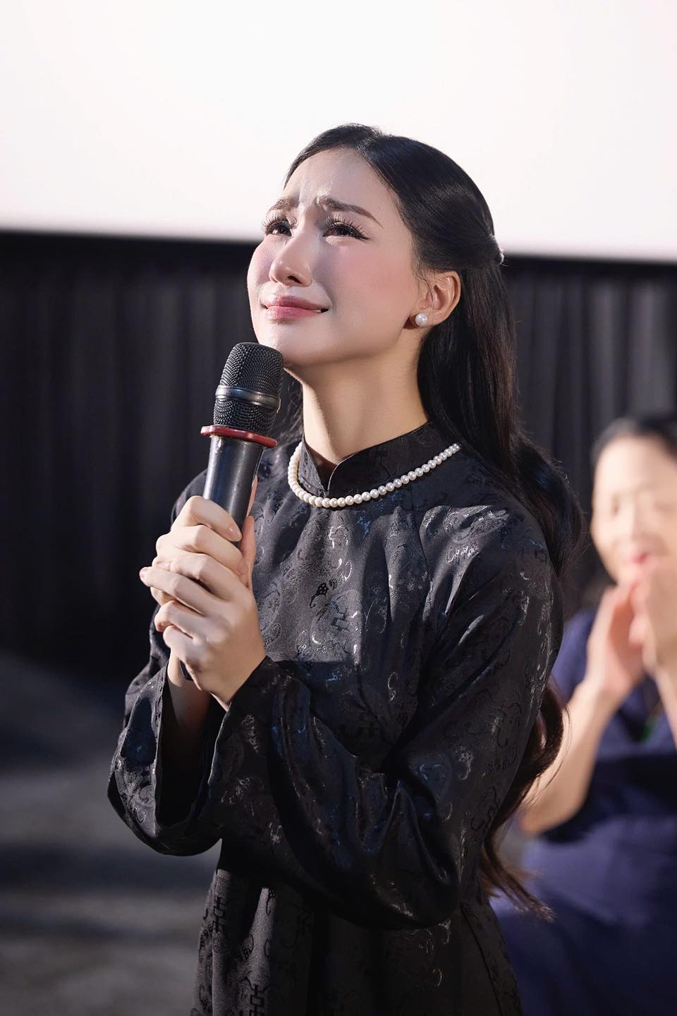 Hòa Minzy kể chuyện tâm linh khi quay MV 'Nỗi đau giữa hòa bình',nổi da gà khi phát hiện điều trùng hợp khó lý giải - ảnh 4