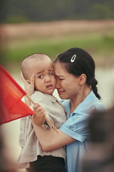 Hòa Minzy kể chuyện tâm linh khi quay MV 'Nỗi đau giữa hòa bình',nổi da gà khi phát hiện điều trùng hợp khó lý giải - ảnh 3