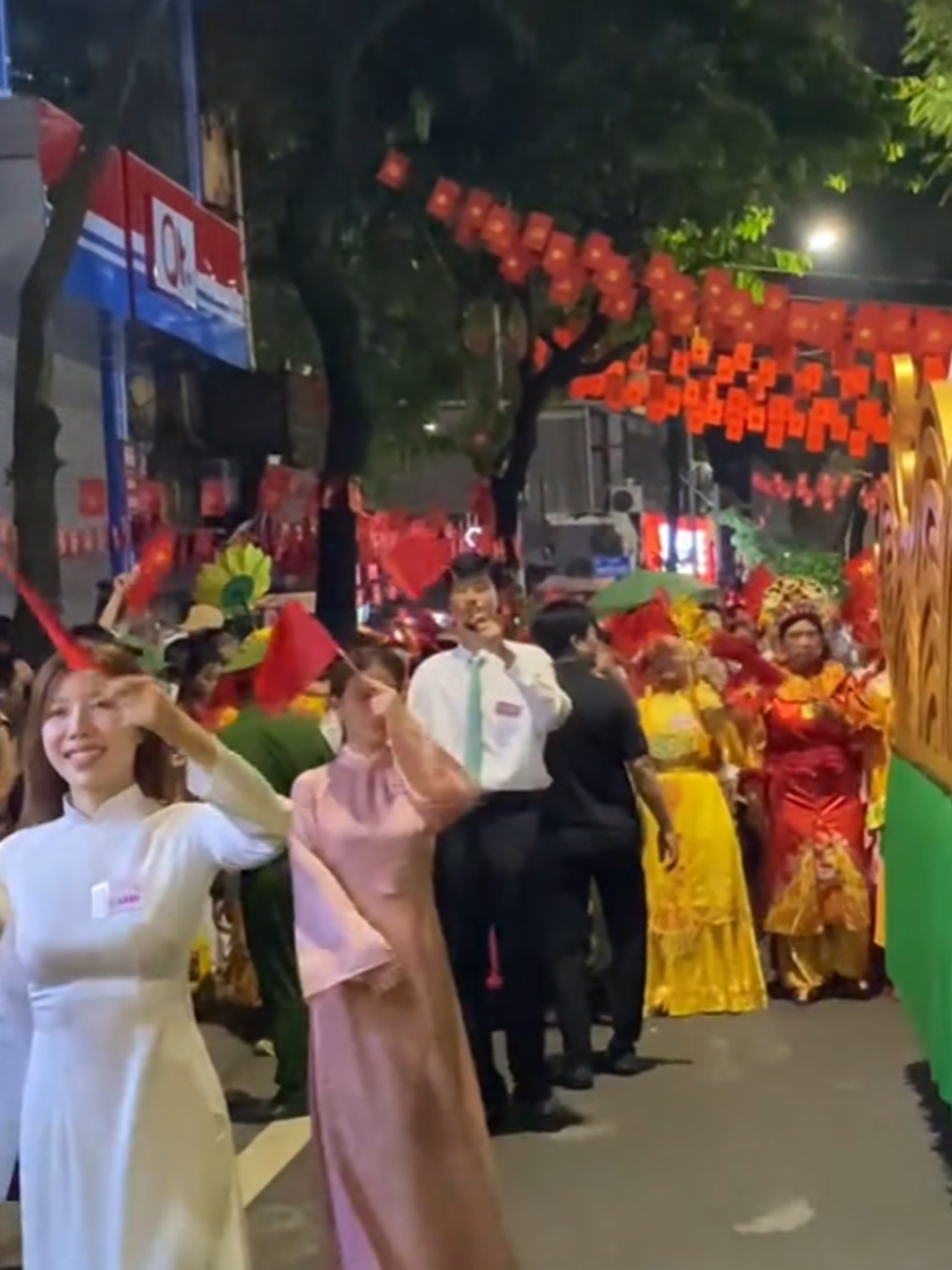 Đen Vâu - Hoàng Thùy Linh đi cạnh nhau, Dương Hoàng Yến 'lạc' vào khối Thiếu nhi - ảnh 2