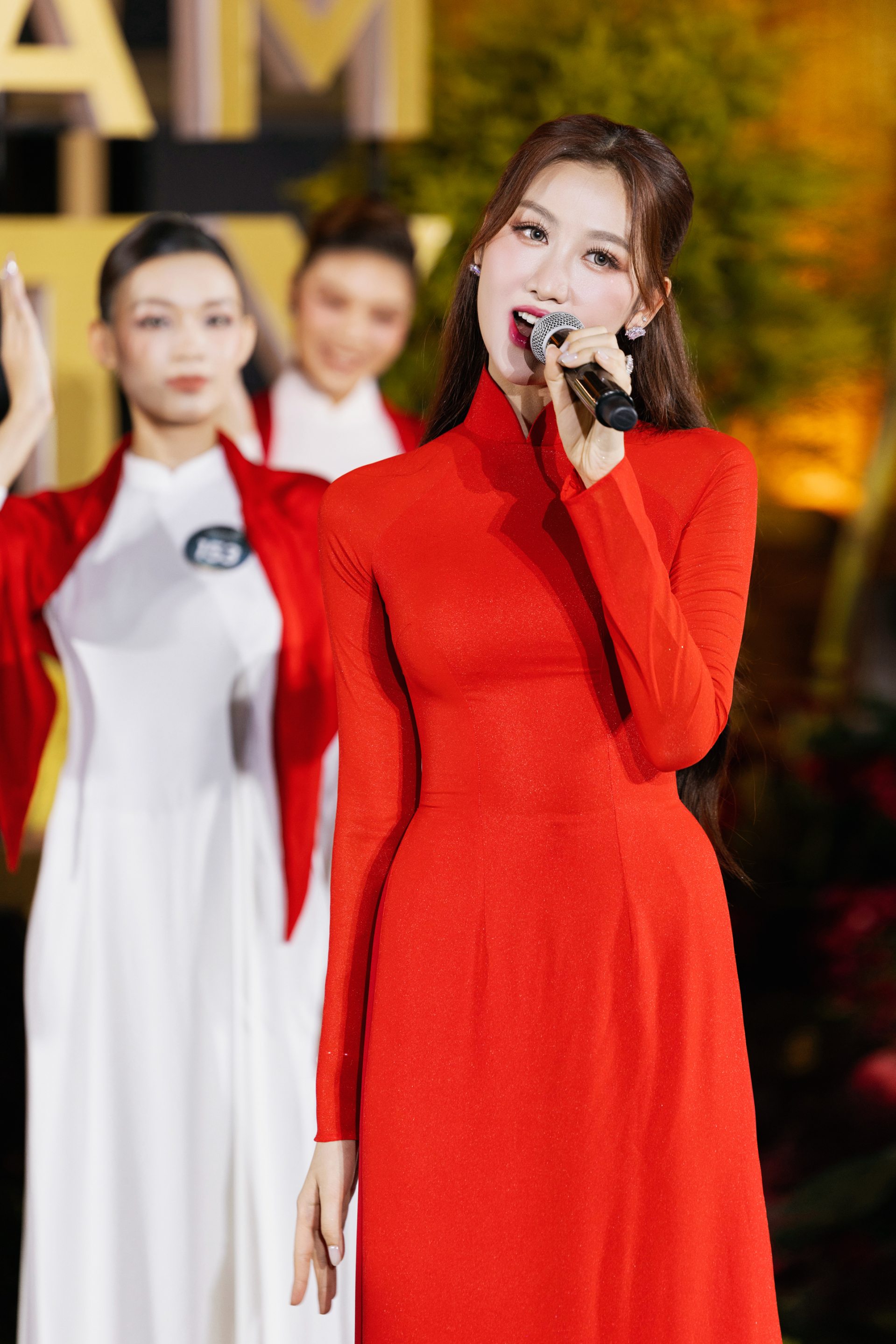 Dàn Hoa - Á hậu, thí sinh Miss Grand Vietnam 2025 diện áo dài hát mừng Quốc khánh 2/9 tại show thời trang - ảnh 1