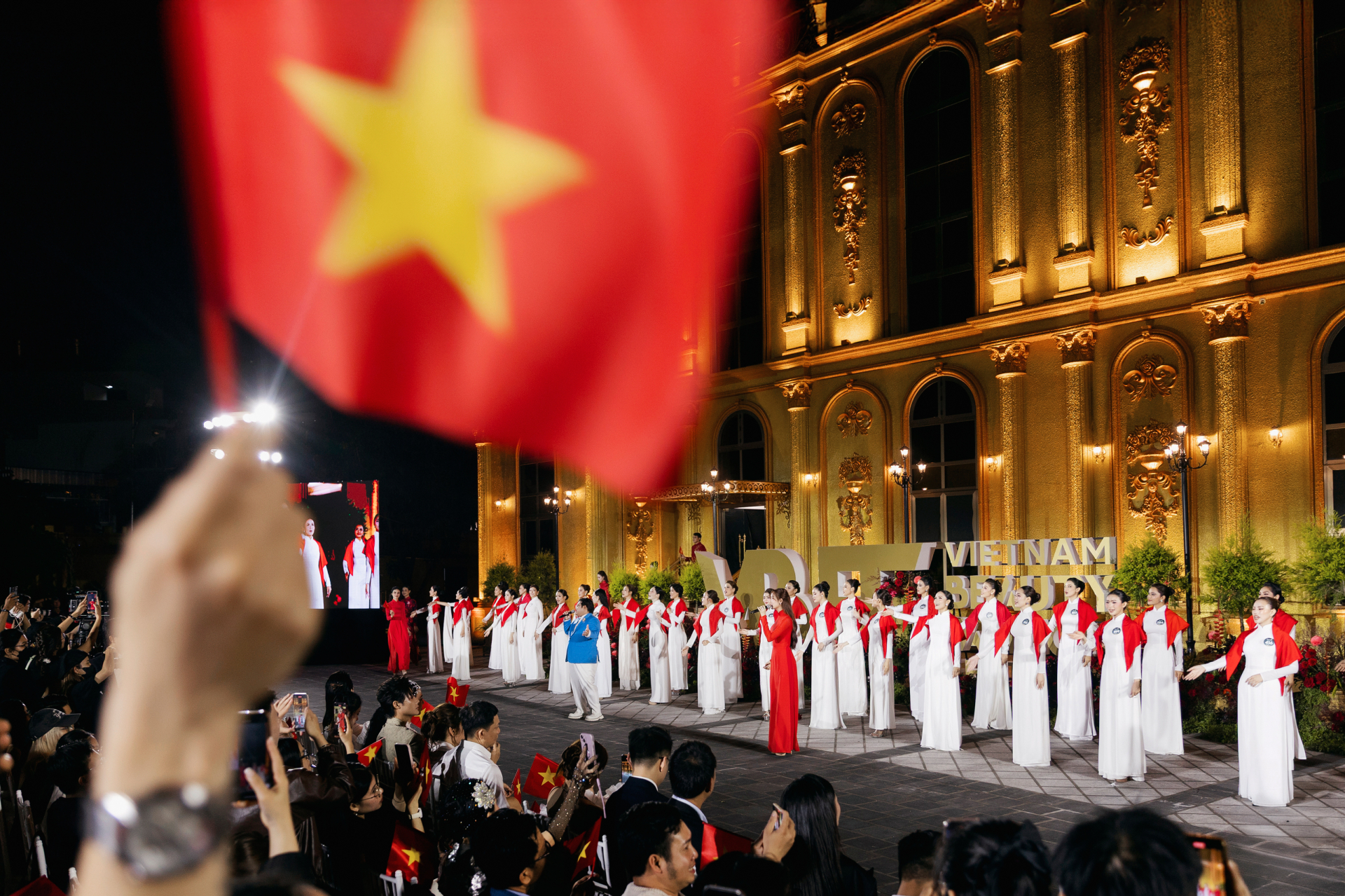 Dàn Hoa - Á hậu, thí sinh Miss Grand Vietnam 2025 diện áo dài hát mừng Quốc khánh 2/9 tại show thời trang - ảnh 2