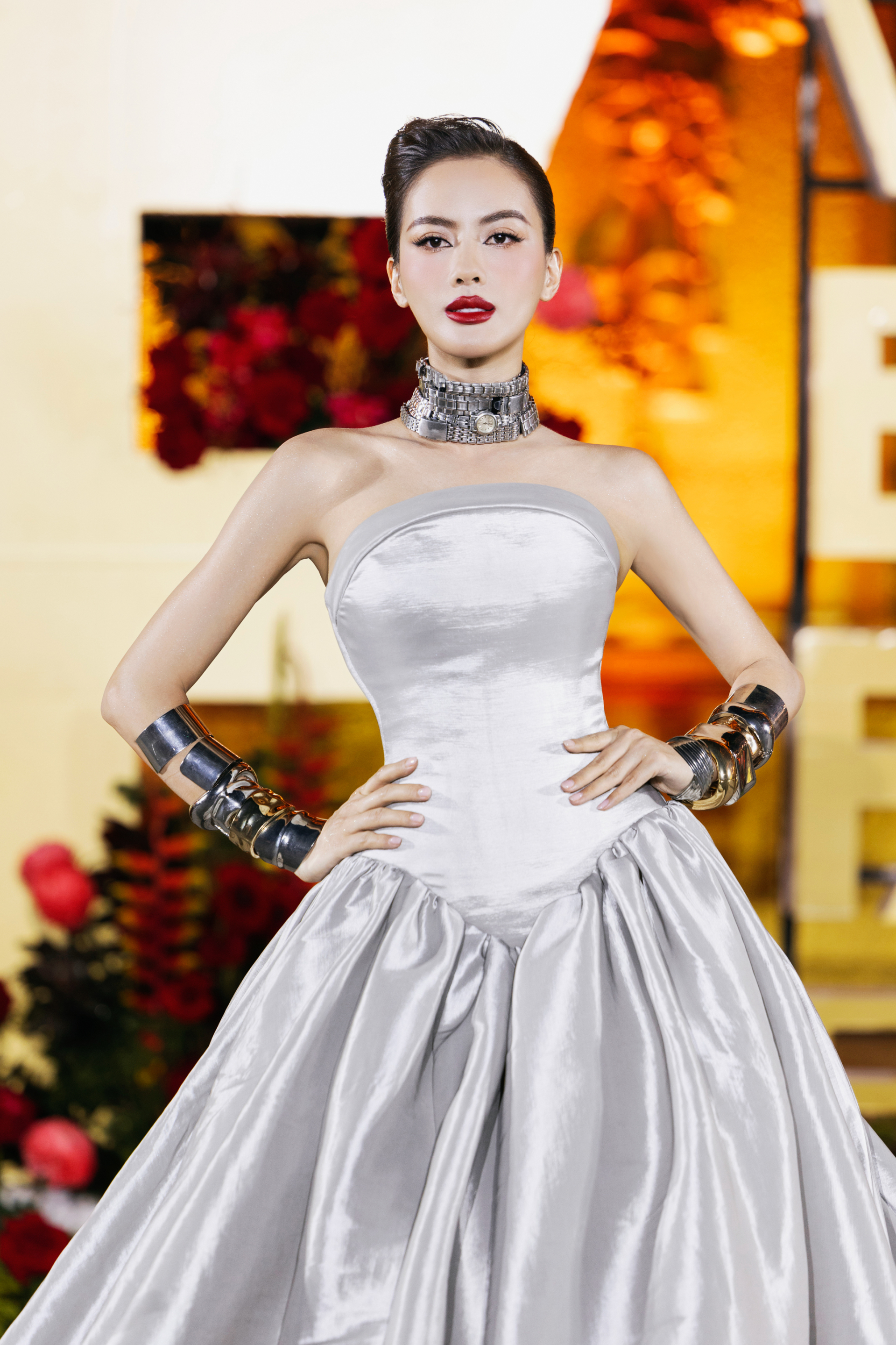 Dàn Hoa - Á hậu, thí sinh Miss Grand Vietnam 2025 diện áo dài hát mừng Quốc khánh 2/9 tại show thời trang - ảnh 4