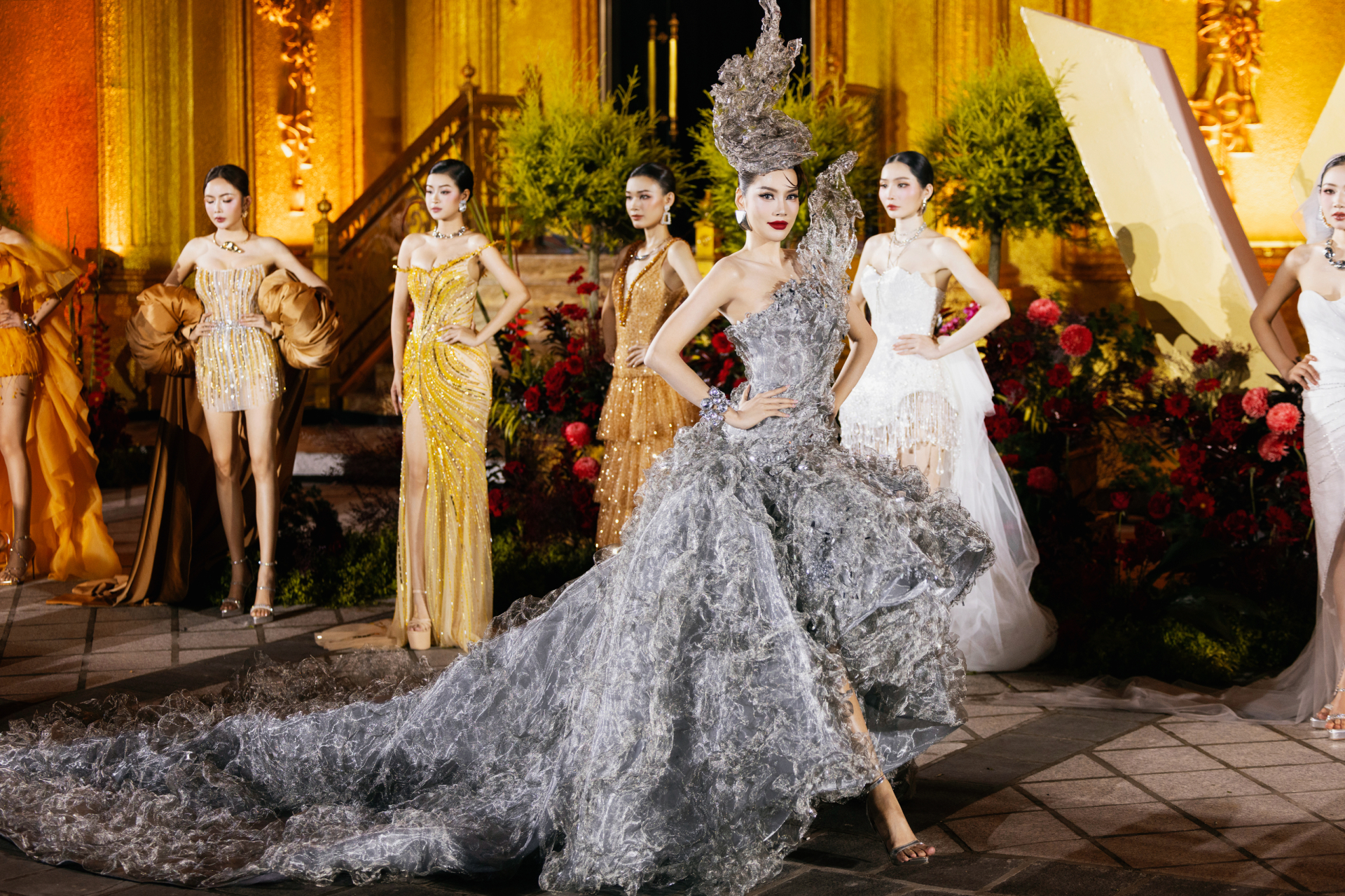 Dàn Hoa - Á hậu, thí sinh Miss Grand Vietnam 2025 diện áo dài hát mừng Quốc khánh 2/9 tại show thời trang - ảnh 11