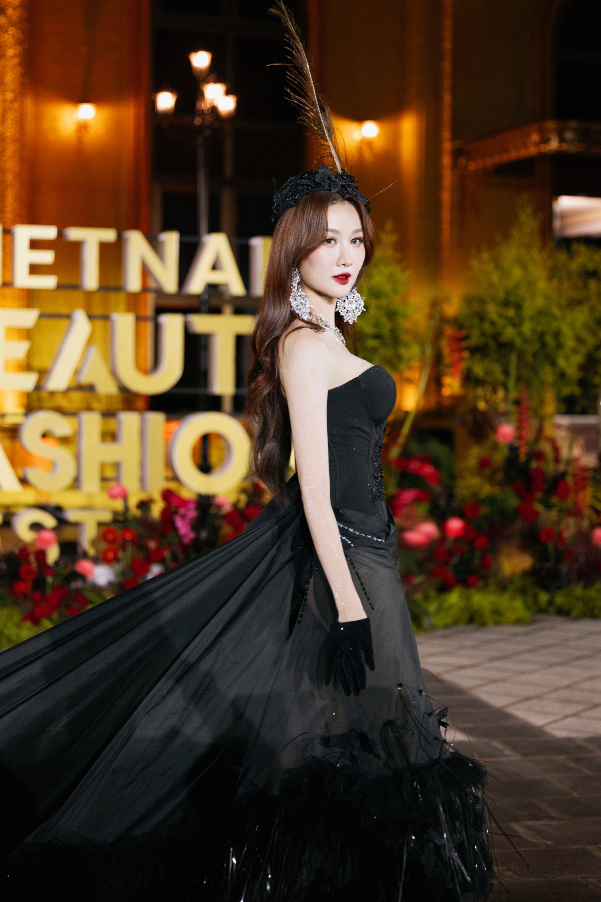 Dàn Hoa - Á hậu, thí sinh Miss Grand Vietnam 2025 diện áo dài hát mừng Quốc khánh 2/9 tại show thời trang - ảnh 10