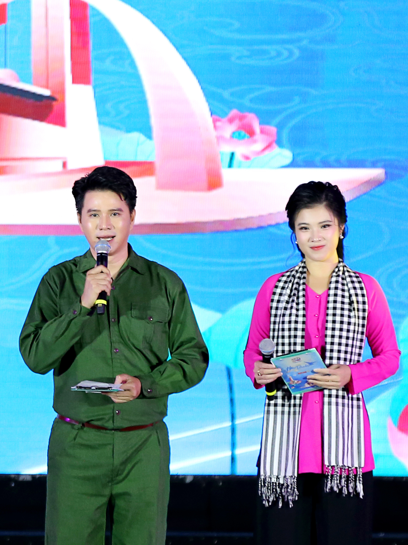 Vũ Mạnh Cường cùng Tùng Dương hát quốc ca trong hậu trường Concert Quốc Gia Đặc Biệt - ảnh 3