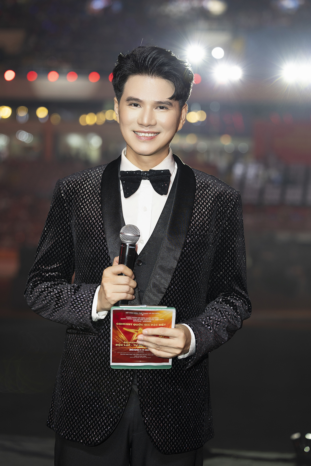 Vũ Mạnh Cường cùng Tùng Dương hát quốc ca trong hậu trường Concert Quốc Gia Đặc Biệt - ảnh 4