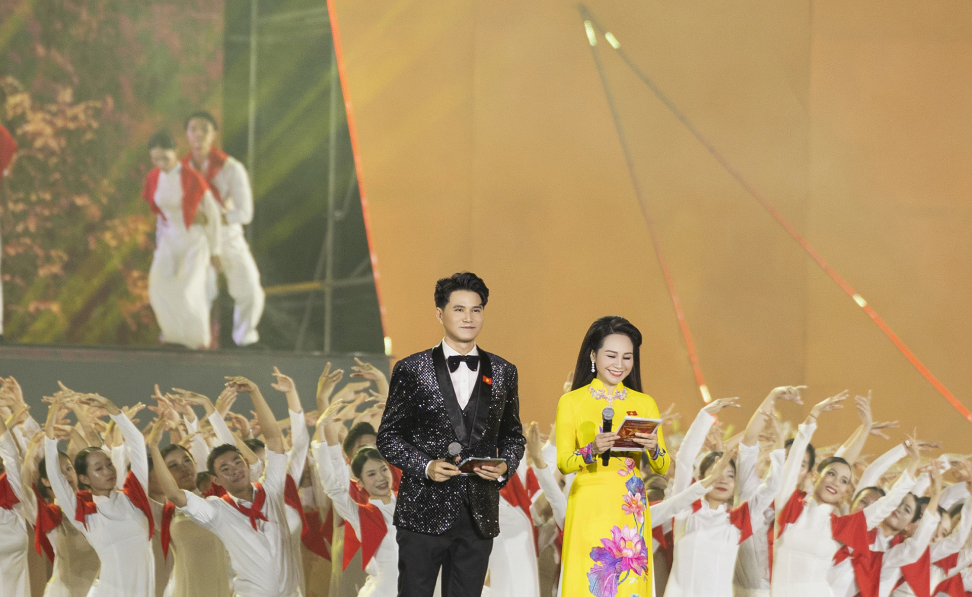 Vũ Mạnh Cường cùng Tùng Dương hát quốc ca trong hậu trường Concert Quốc Gia Đặc Biệt - ảnh 1