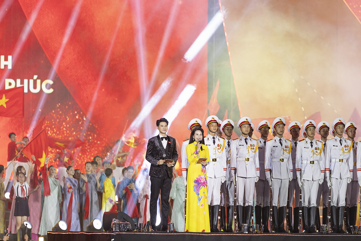 Vũ Mạnh Cường cùng Tùng Dương hát quốc ca trong hậu trường Concert Quốc Gia Đặc Biệt - ảnh 2
