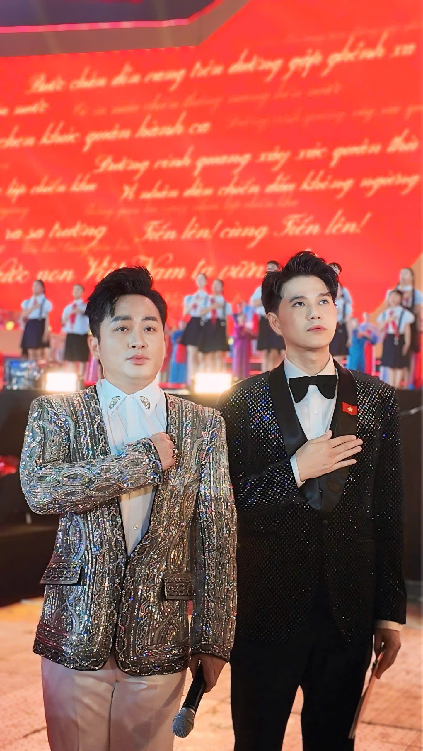 Vũ Mạnh Cường cùng Tùng Dương hát quốc ca trong hậu trường Concert Quốc Gia Đặc Biệt - ảnh 5