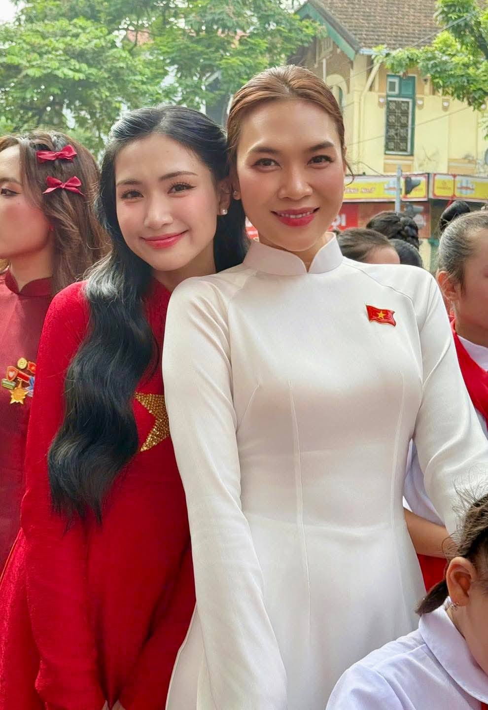 'Dát vàng lỗ tai' khán giả: Mỹ Tâm, Hoà Minzy và Phương Mỹ Chi chung khung hình tại lễ diễu binh 2/9 gây sốt - ảnh 2