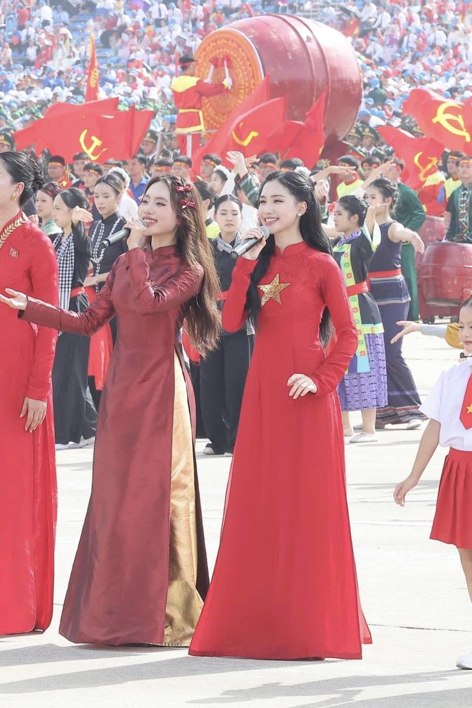'Dát vàng lỗ tai' khán giả: Mỹ Tâm, Hoà Minzy và Phương Mỹ Chi chung khung hình tại lễ diễu binh 2/9 gây sốt - ảnh 3