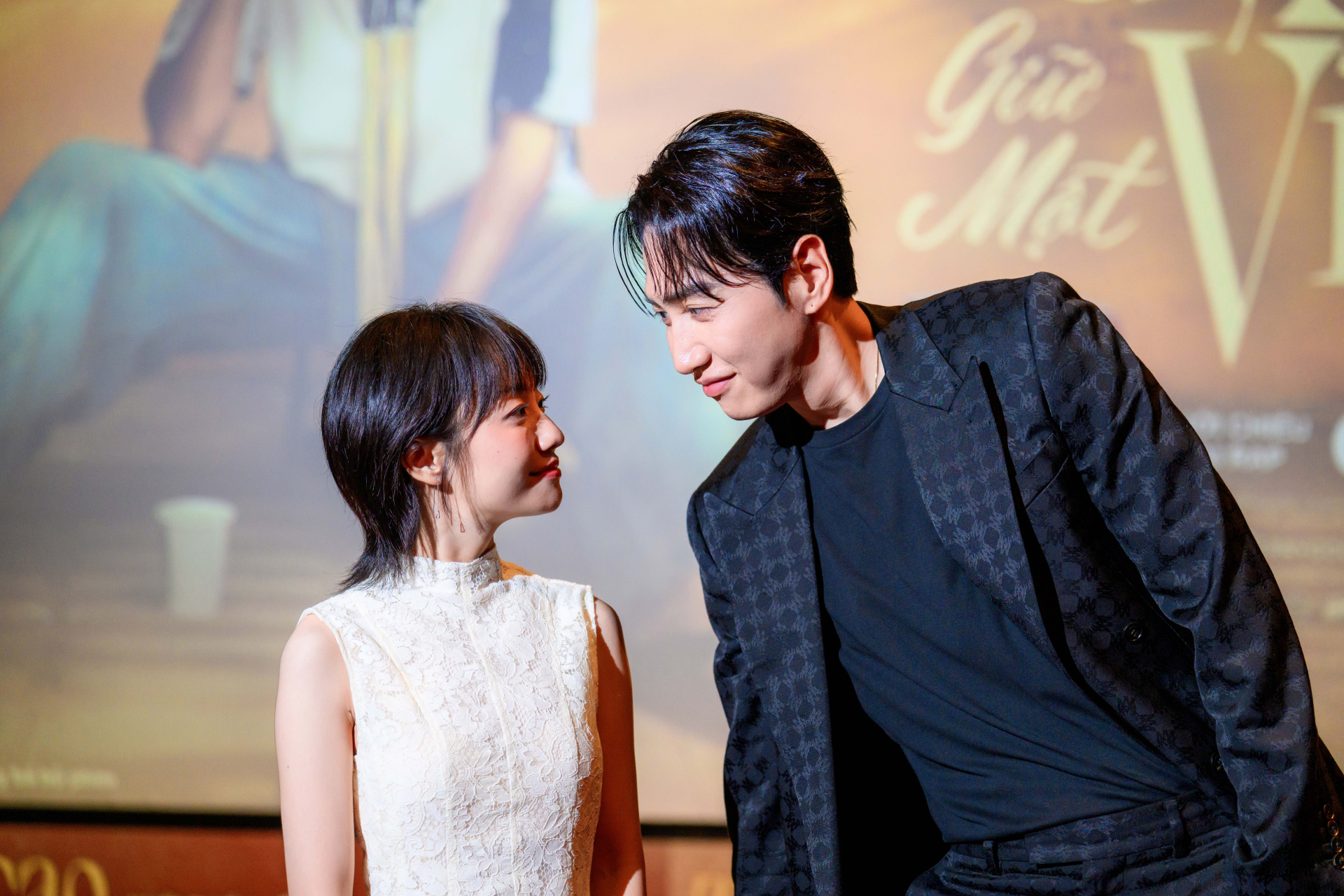 “Size gap” của cặp đôi Lee Kwang Soo và Hoàng Hà gây bão