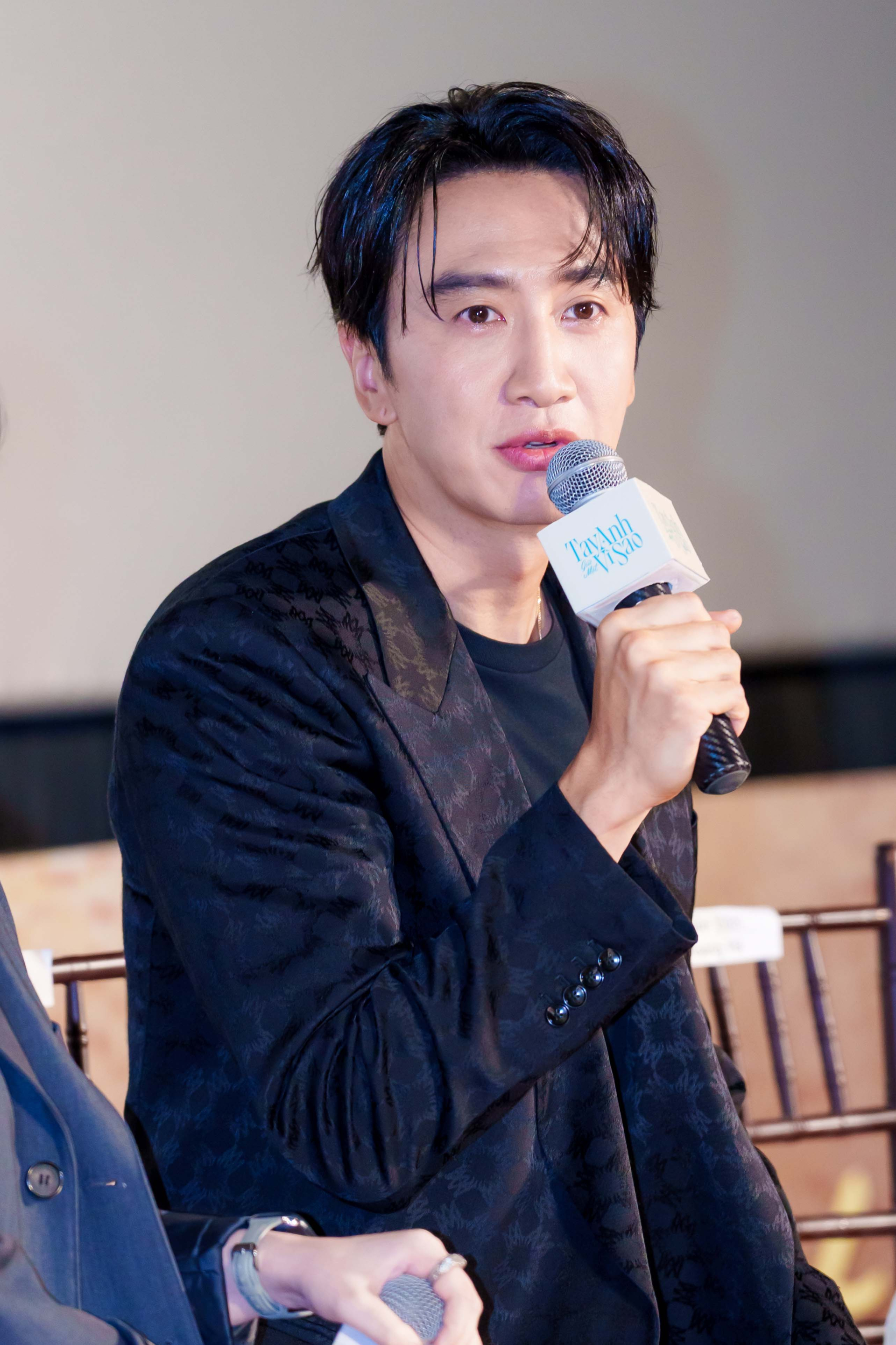 Duy Khánh hướng dẫn 'Hươu cao cổ' Lee Kwang Soo nhảy, netizen cảm thán: 'Tập đoàn bán chiếu vươn tầm Quốc tế' - ảnh 5