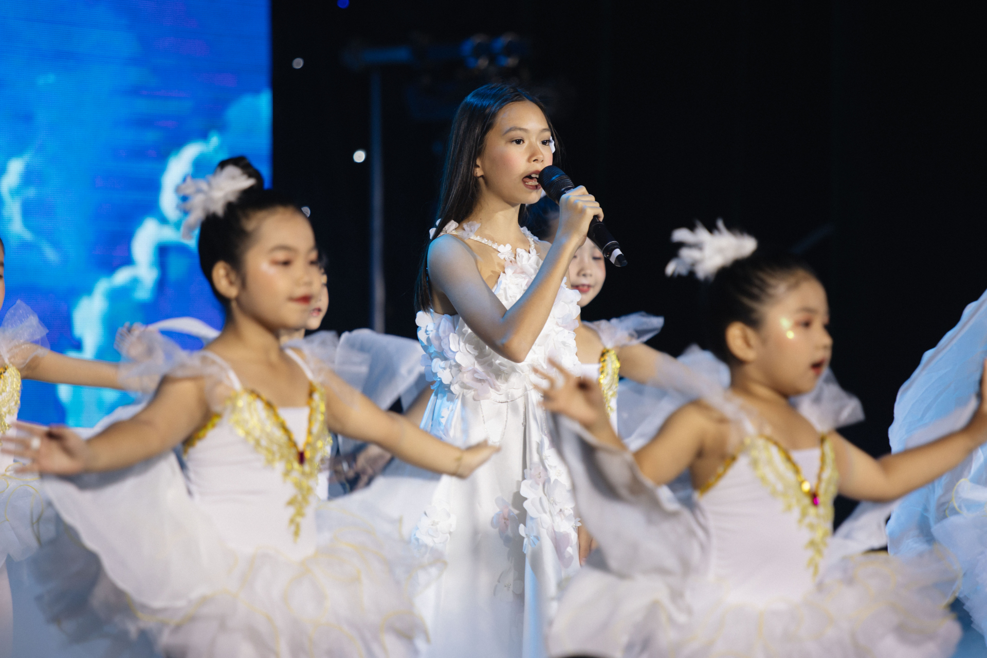 Con trai Hà Kiều Anh đệm đàn cho diva Hồng Nhung hát “Cho con” - ảnh 6