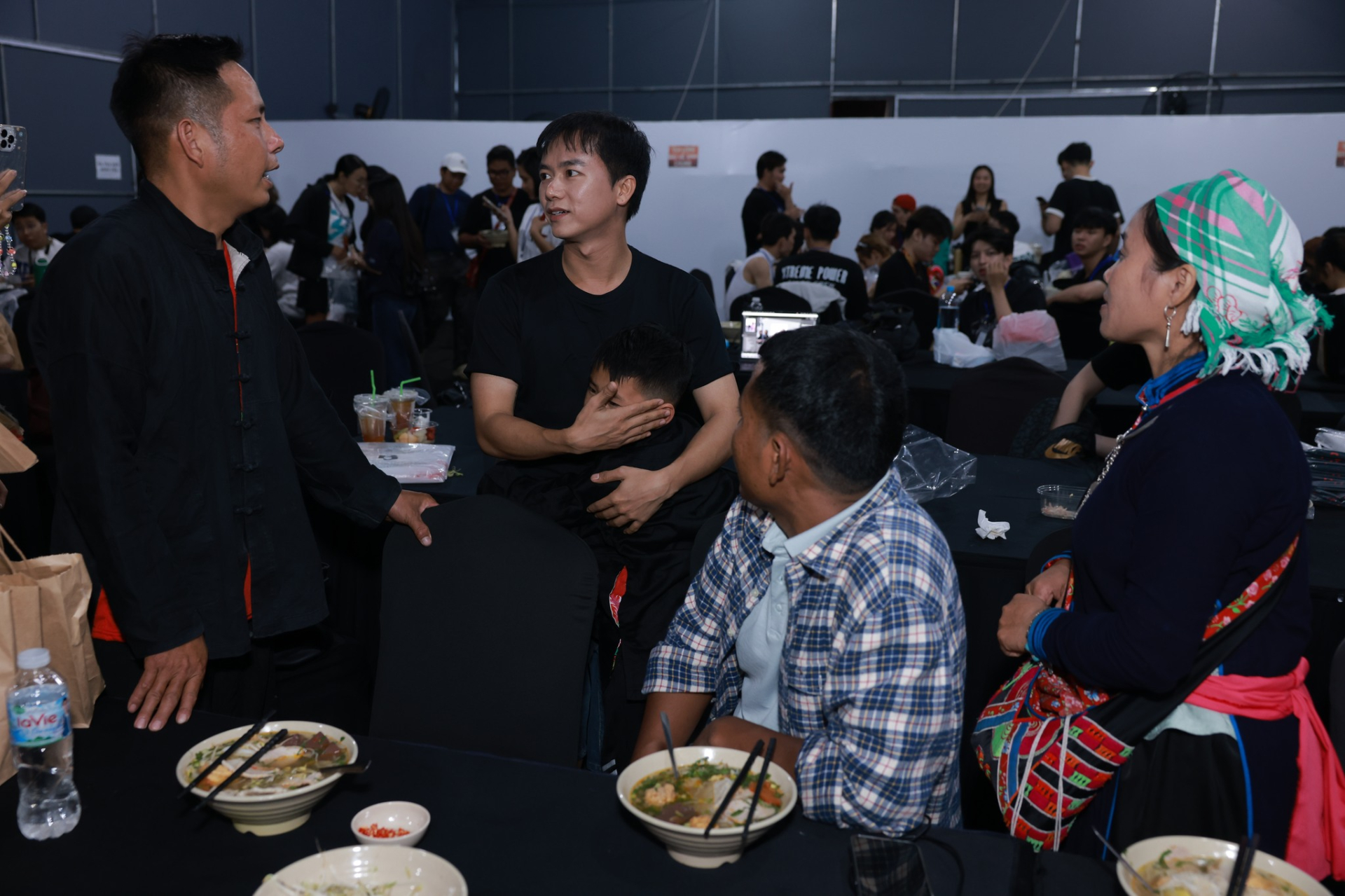 Chủ nhà “Gia đình haha” đã có mặt tại buổi tổng duyệt Encore: Những cái ôm xúc động hơn ngàn lời nói - ảnh 6
