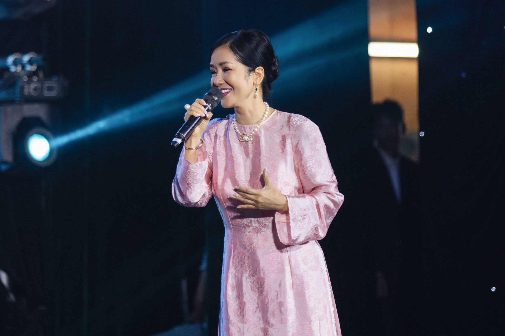 Con trai Hà Kiều Anh đệm đàn cho diva Hồng Nhung hát “Cho con” - ảnh 2