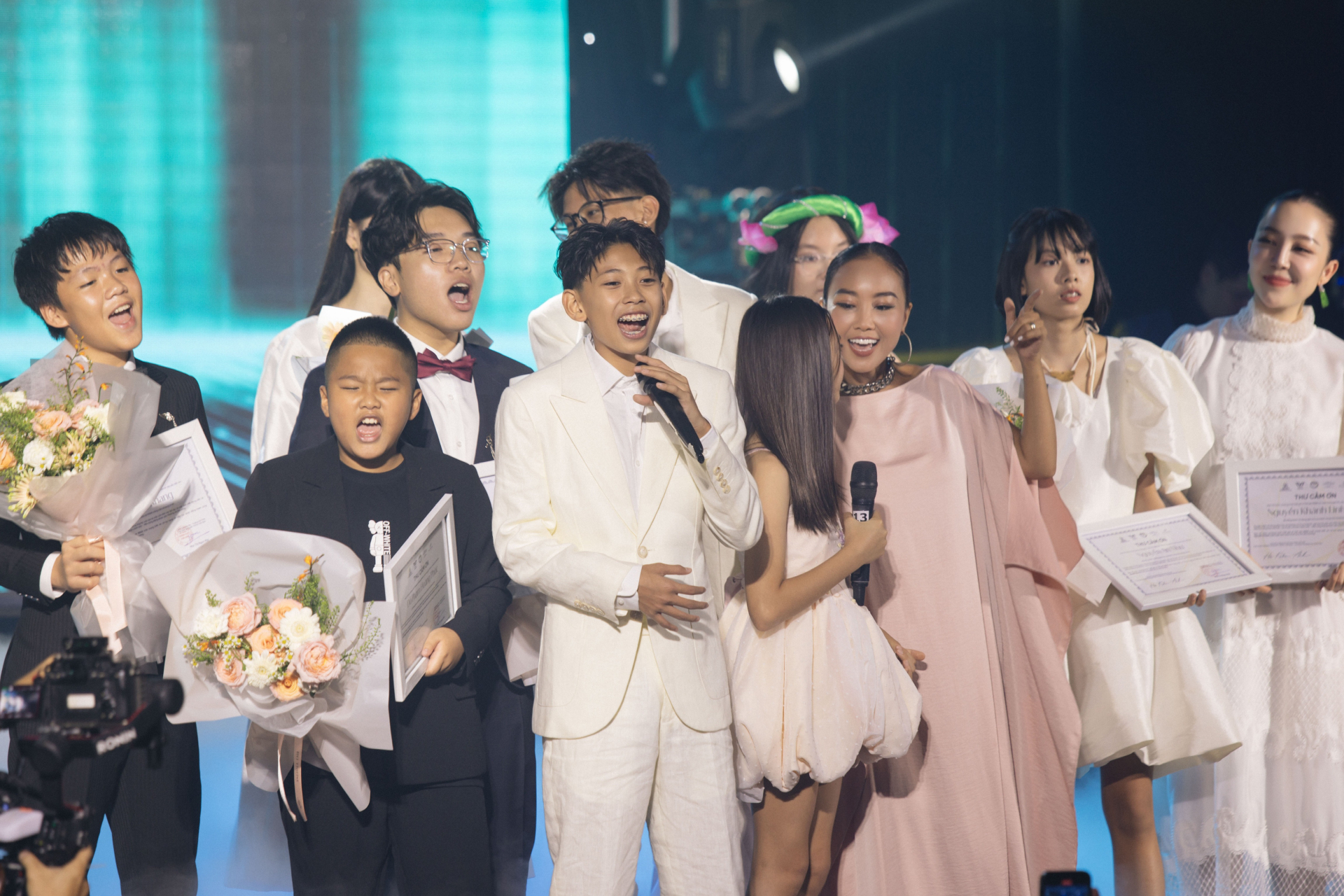 Con trai Hà Kiều Anh đệm đàn cho diva Hồng Nhung hát “Cho con” - ảnh 1