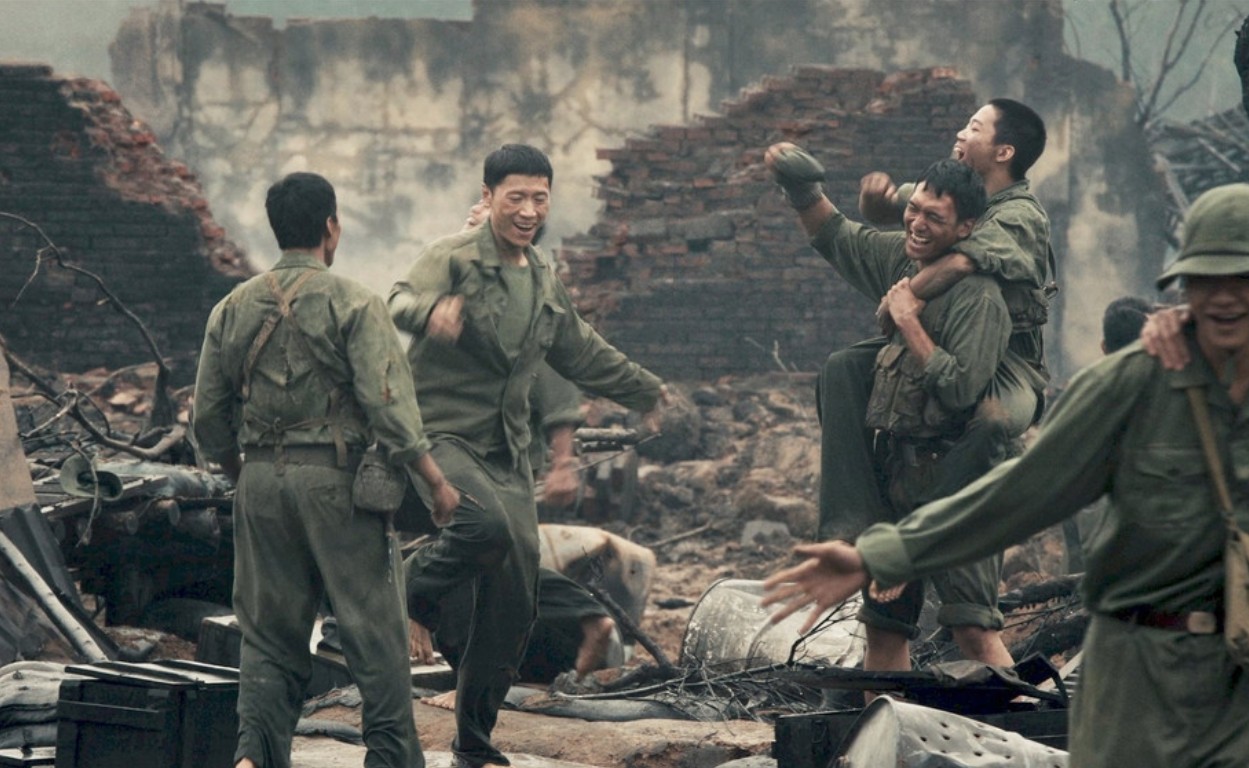 'Mưa đỏ' chính thức soán ngôi 'Mai', trở thành phim Việt ăn khách nhất lịch sử phòng vé - ảnh 1
