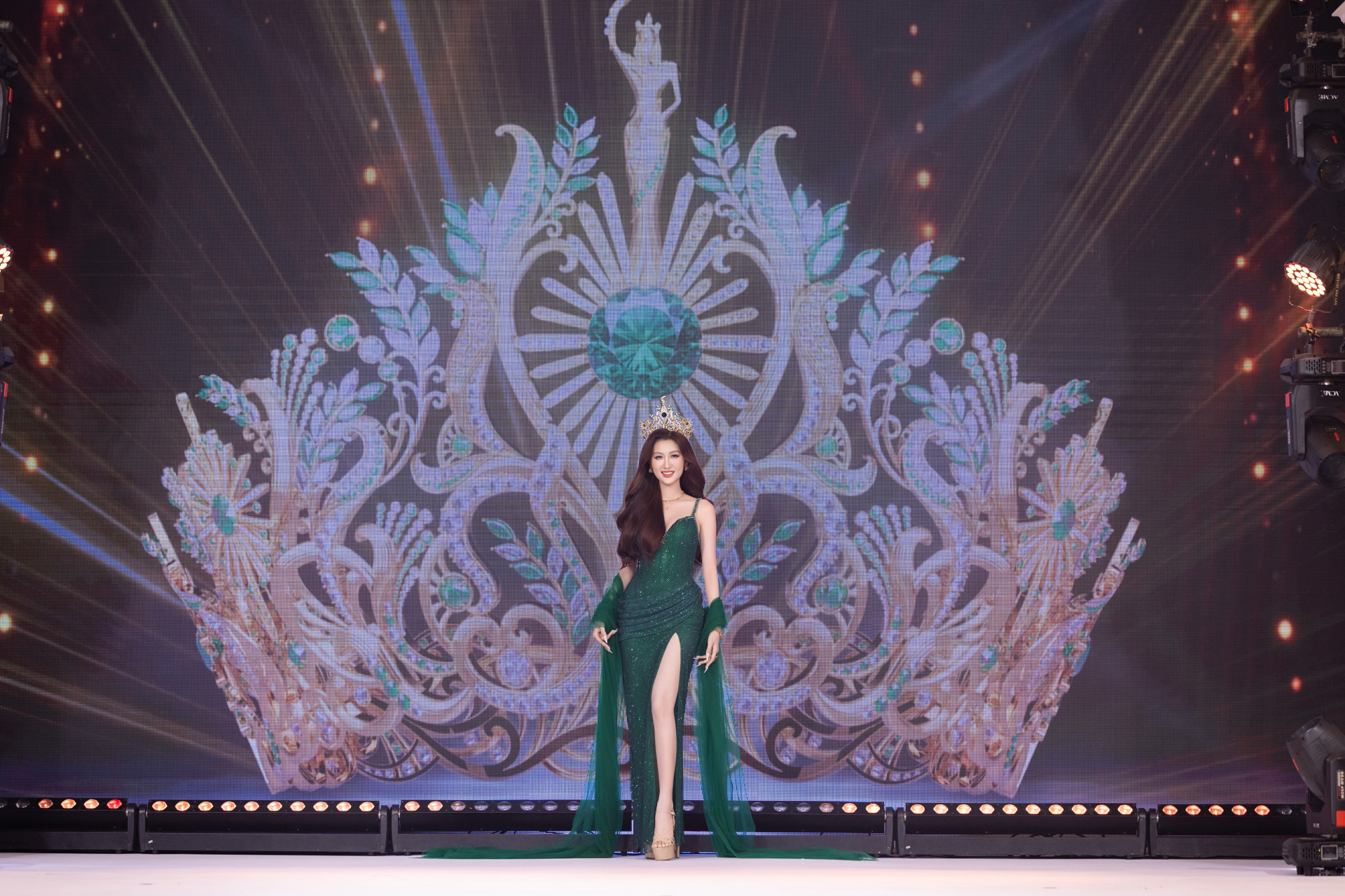 Lộ diện vương miện Miss Grand Vietnam 2025 - ảnh 2