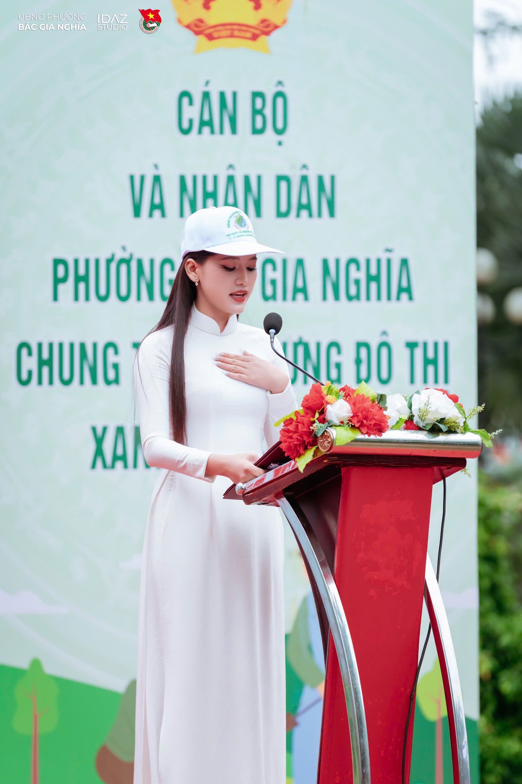 Hoa hậu Trần Thị Mỹ Linh cùng chủ tịch phường Bắc Gia Nghĩa tham gia trồng cây - ảnh 1