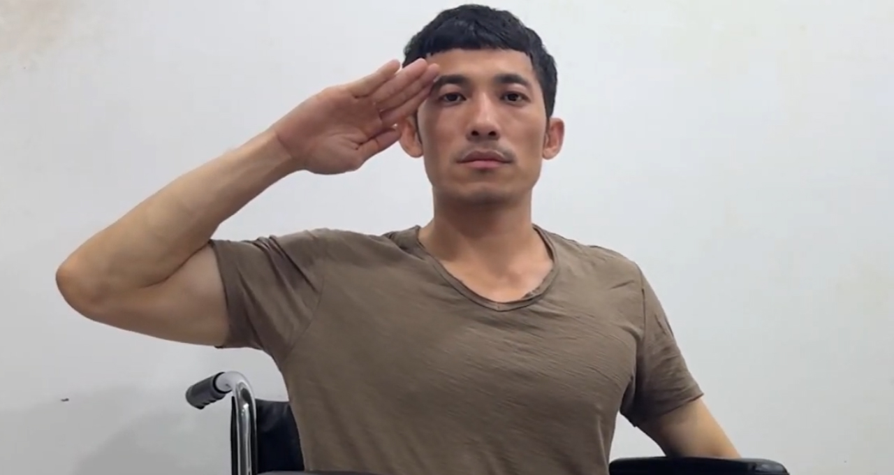 Liên Bỉnh Phát ngồi xe lăn, gửi lời xin lỗi đồng đội - ảnh 1