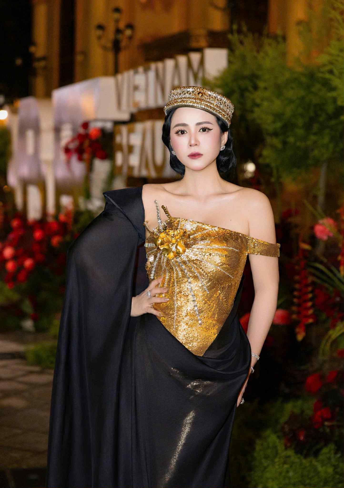 Thanh Hương Bùi mang tinh hoa áo dài Việt đến Shanghai Fashion Week SS26, Hoàng Thùy bất ngờ được netizen 'triệu hồi' - ảnh 1