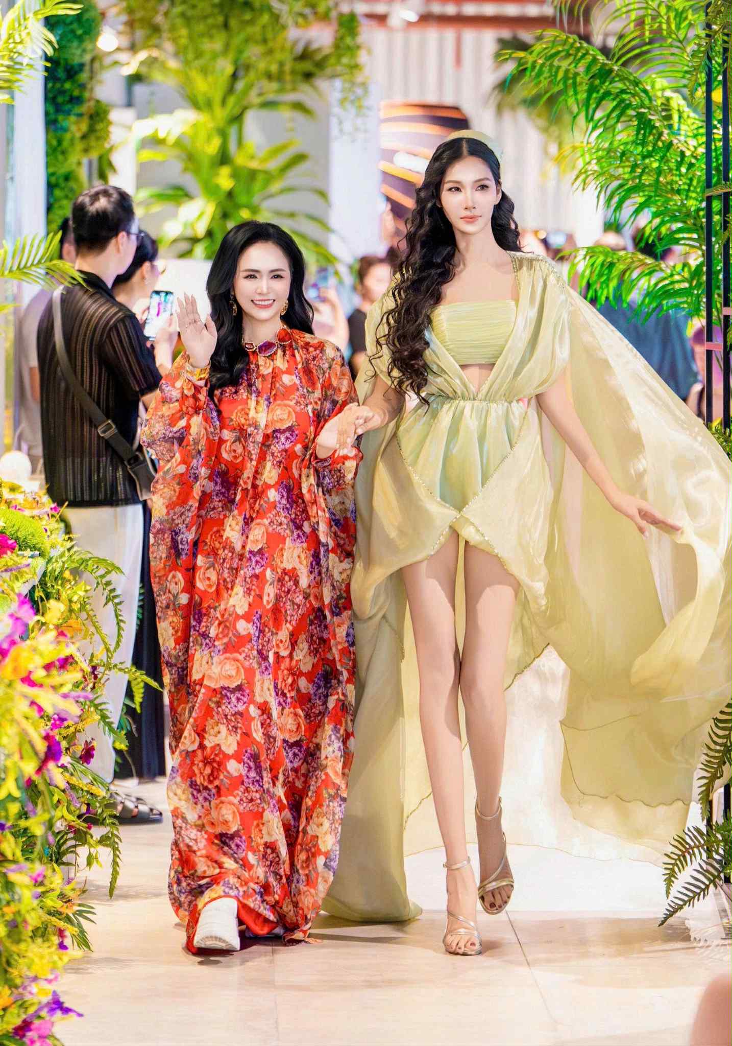 Thanh Hương Bùi mang tinh hoa áo dài Việt đến Shanghai Fashion Week SS26, Hoàng Thùy bất ngờ được netizen 'triệu hồi' - ảnh 4