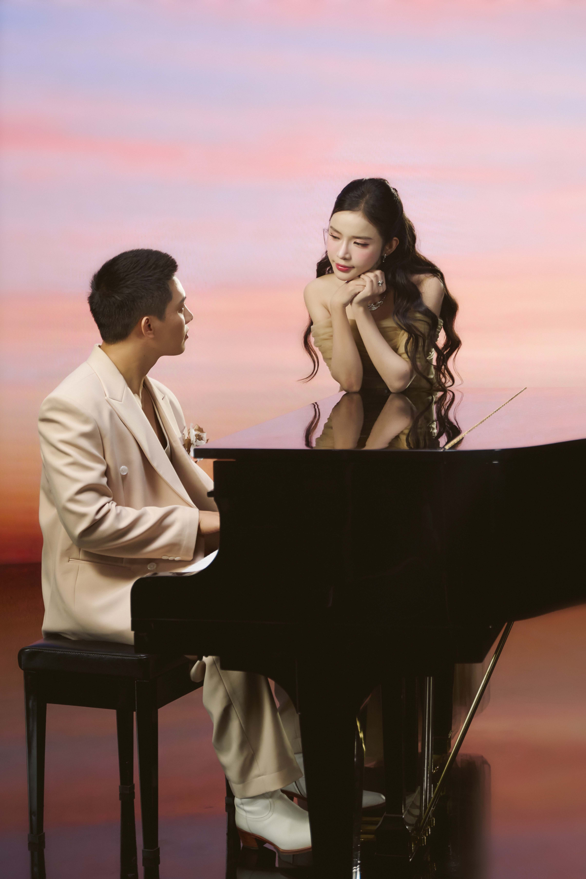 Cặp đôi 'hàng xóm' Anh Tú và LyLy bất ngờ tung MV 'Ngày ta có nhau' - ảnh 4