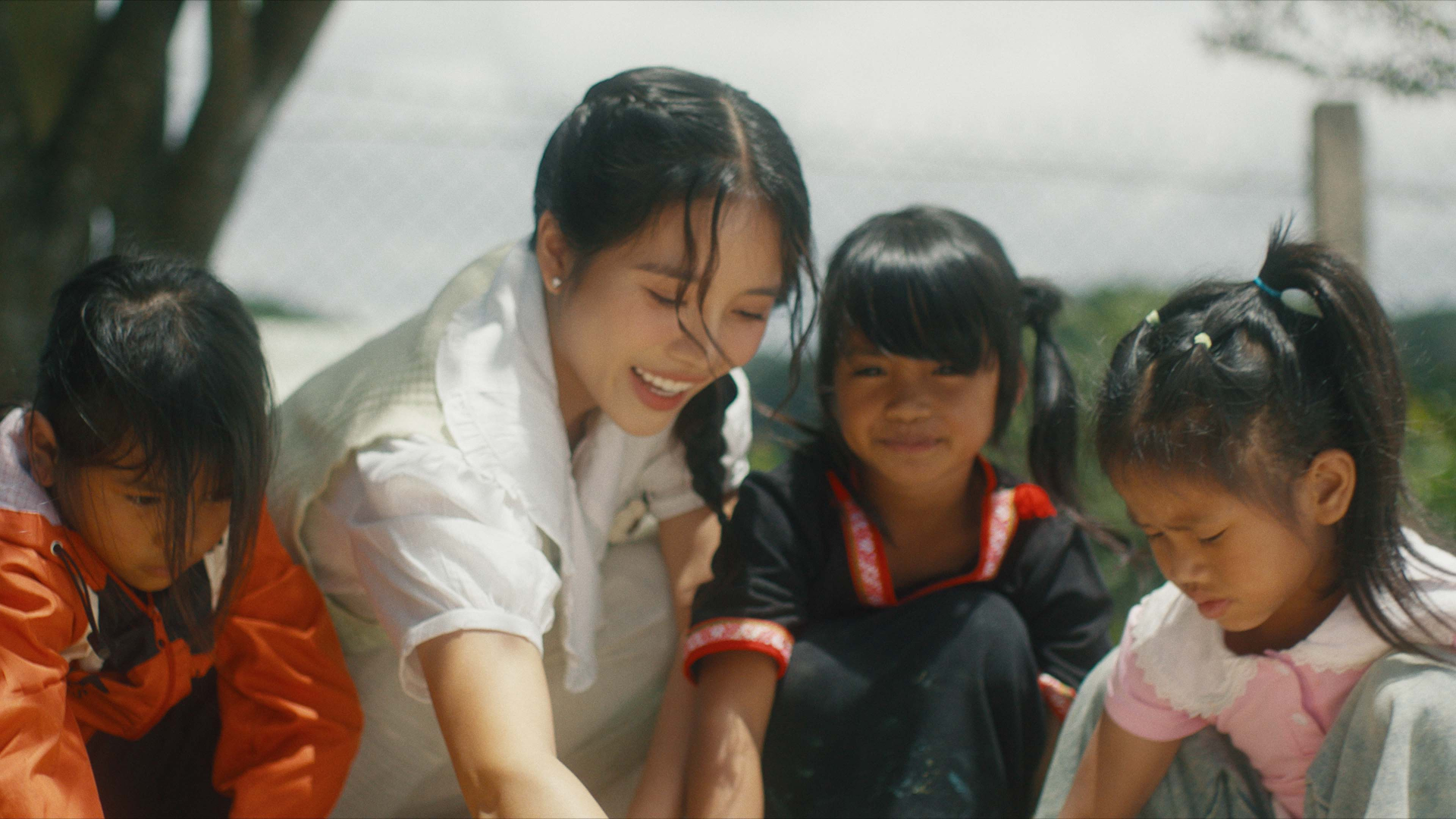 Cặp đôi 'hàng xóm' Anh Tú và LyLy bất ngờ tung MV 'Ngày ta có nhau' - ảnh 3