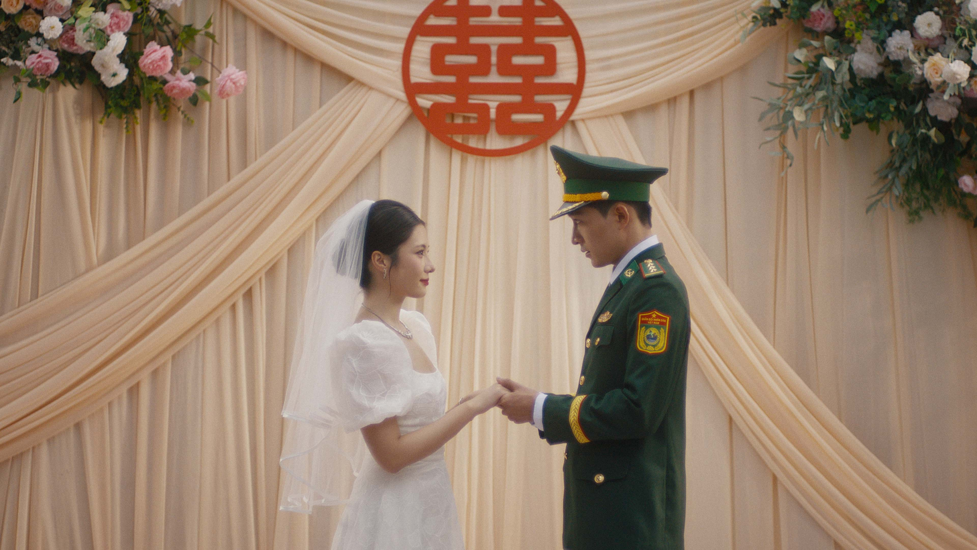 Cặp đôi 'hàng xóm' Anh Tú và LyLy bất ngờ tung MV 'Ngày ta có nhau' - ảnh 1