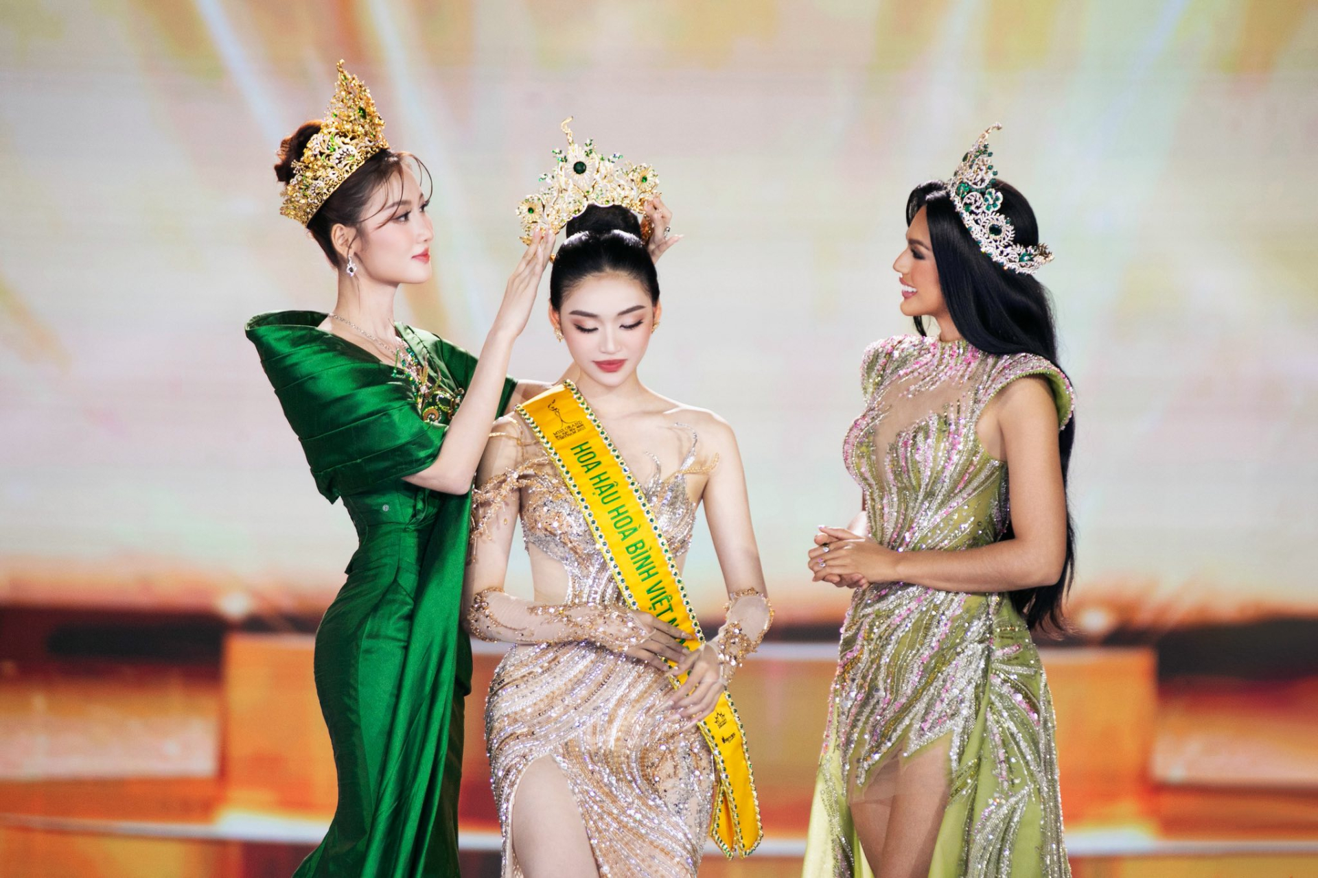 Tân Hoa hậu Miss Grand Vietnam 2025 vừa đăng quang đã gây tranh luận về nhan sắc, Quế Anh cũng bị réo tên - ảnh 2