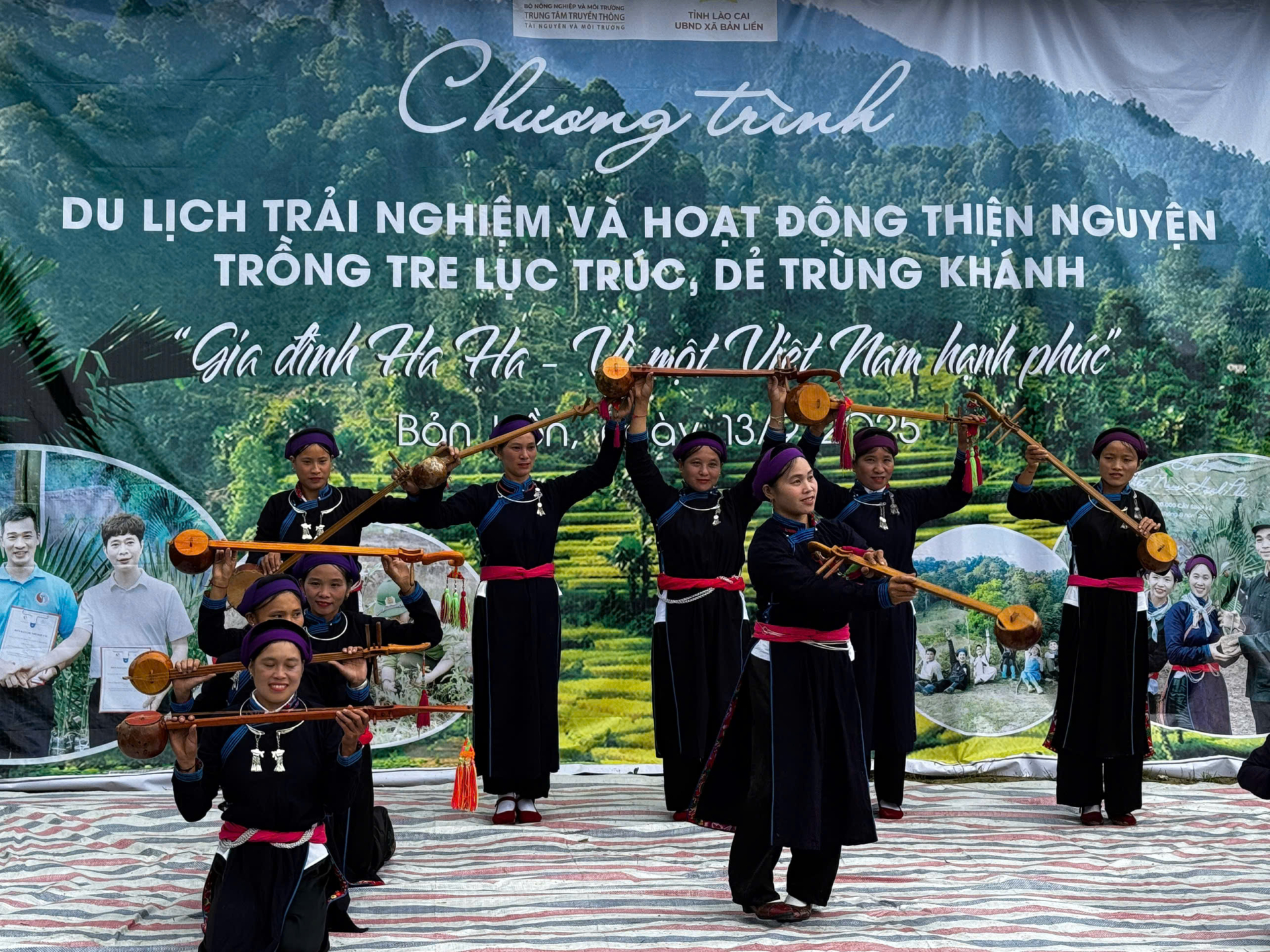 Chị Thông cùng bà con Bản Liền biểu diễn văn nghệ mừng ngày hội trồng cây