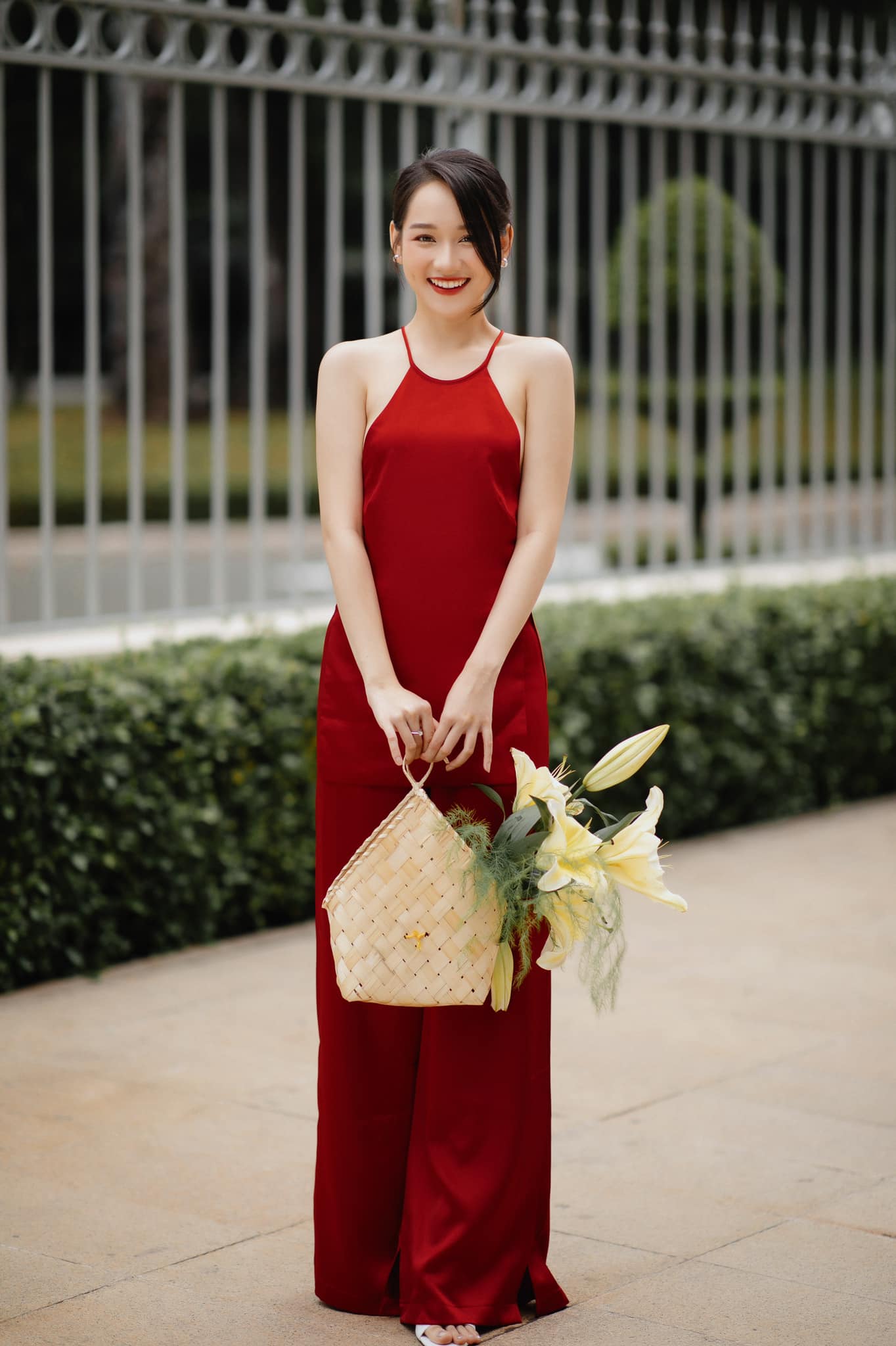 'Nàng thơ' Trúc Anh (Mắt biếc) ngơ ngác không dám bước lên thảm đỏ phải nhờ ekip hỗ trợ khiến fan xót xa - ảnh 2