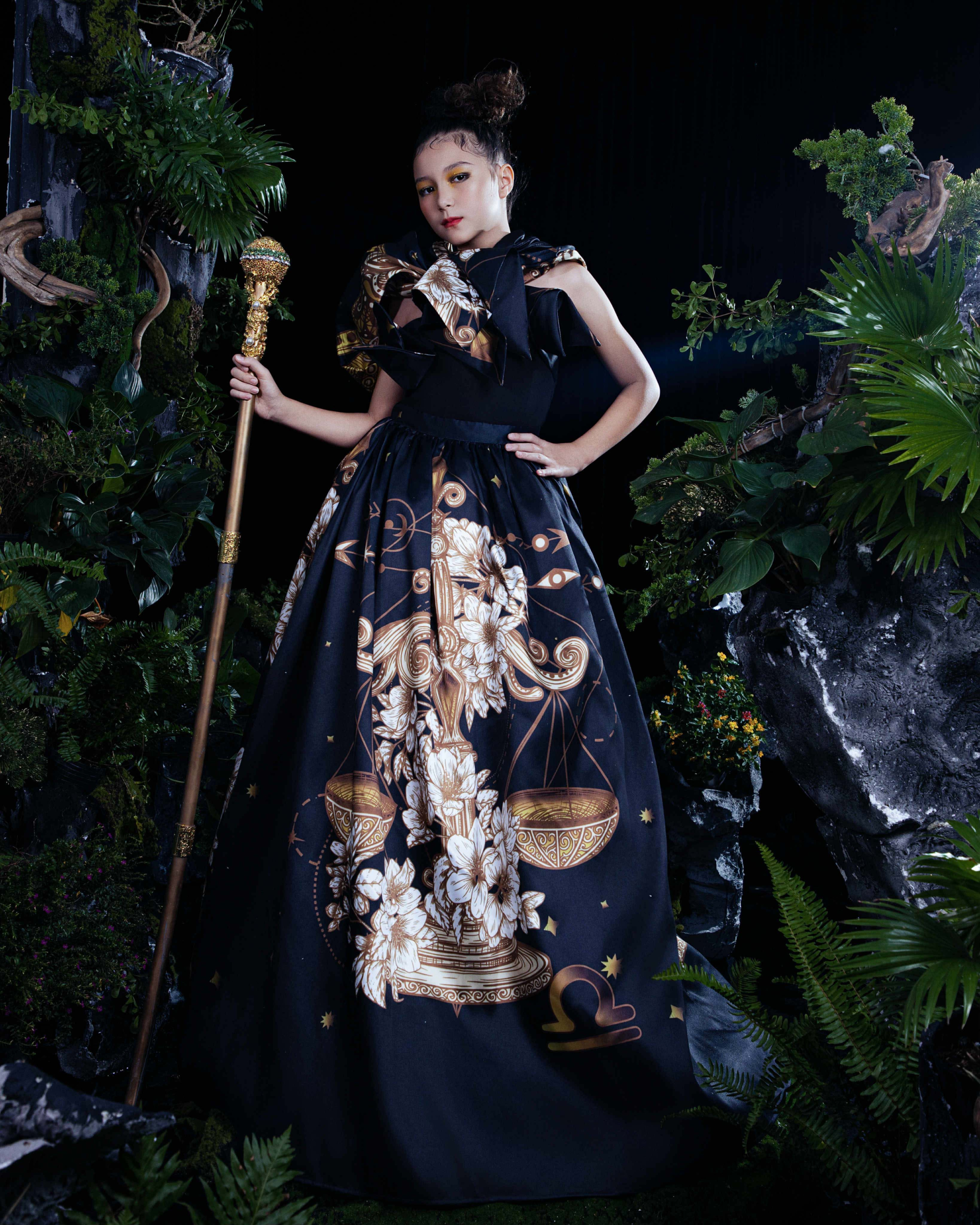 Hà Kino làm vedette trong BST lấy cảm hứng chiêm tinh học của NTK Khang Lê trình làng tại New York Couture Fashion Week 2025 - ảnh 5