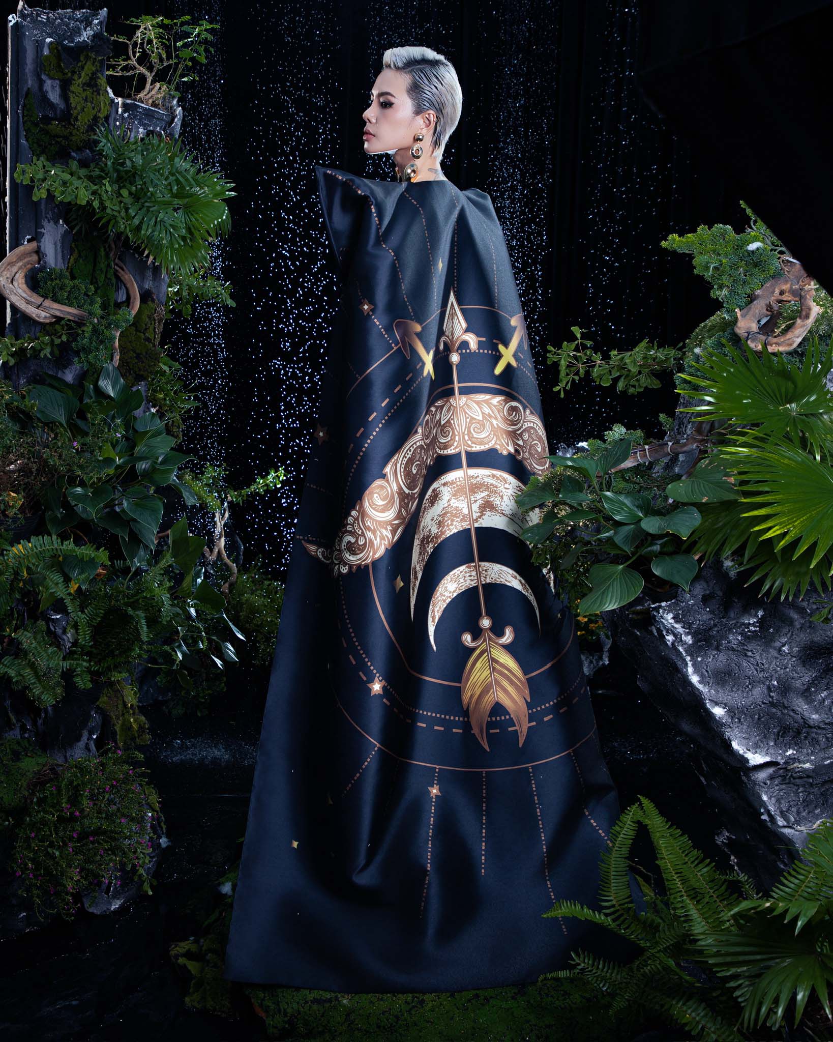 Hà Kino làm vedette trong BST lấy cảm hứng chiêm tinh học của NTK Khang Lê trình làng tại New York Couture Fashion Week 2025 - ảnh 4