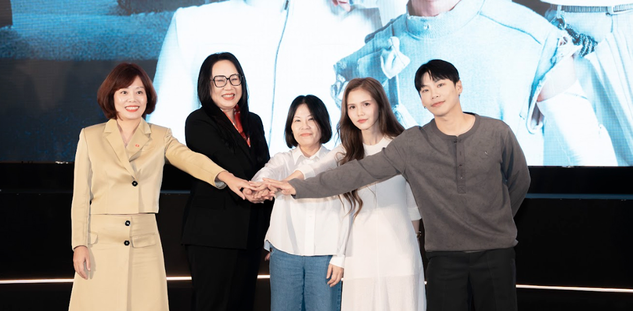 (Từ trái - phải) Bà Nguyễn Vân Linh - Phó Giám đốc Khối Ngân hàng Bán lẻ, Ngân hàng Techcombank; Bà Ngô Thị Vân Hạnh - CEO Tập đoàn YeaH1; Mrs Angela Pong - Tổng Giám đốc Sony Music Entertainment Việt Nam; Bà Nguyễn Quế Tiên - Giám đốc Điều hành Khối nội dung số Tập đoàn YeaH1 kiêm Phó Tổng Giám đốc MangoPlus; Ông Ryu.D - CEO HiDirector Entertainment