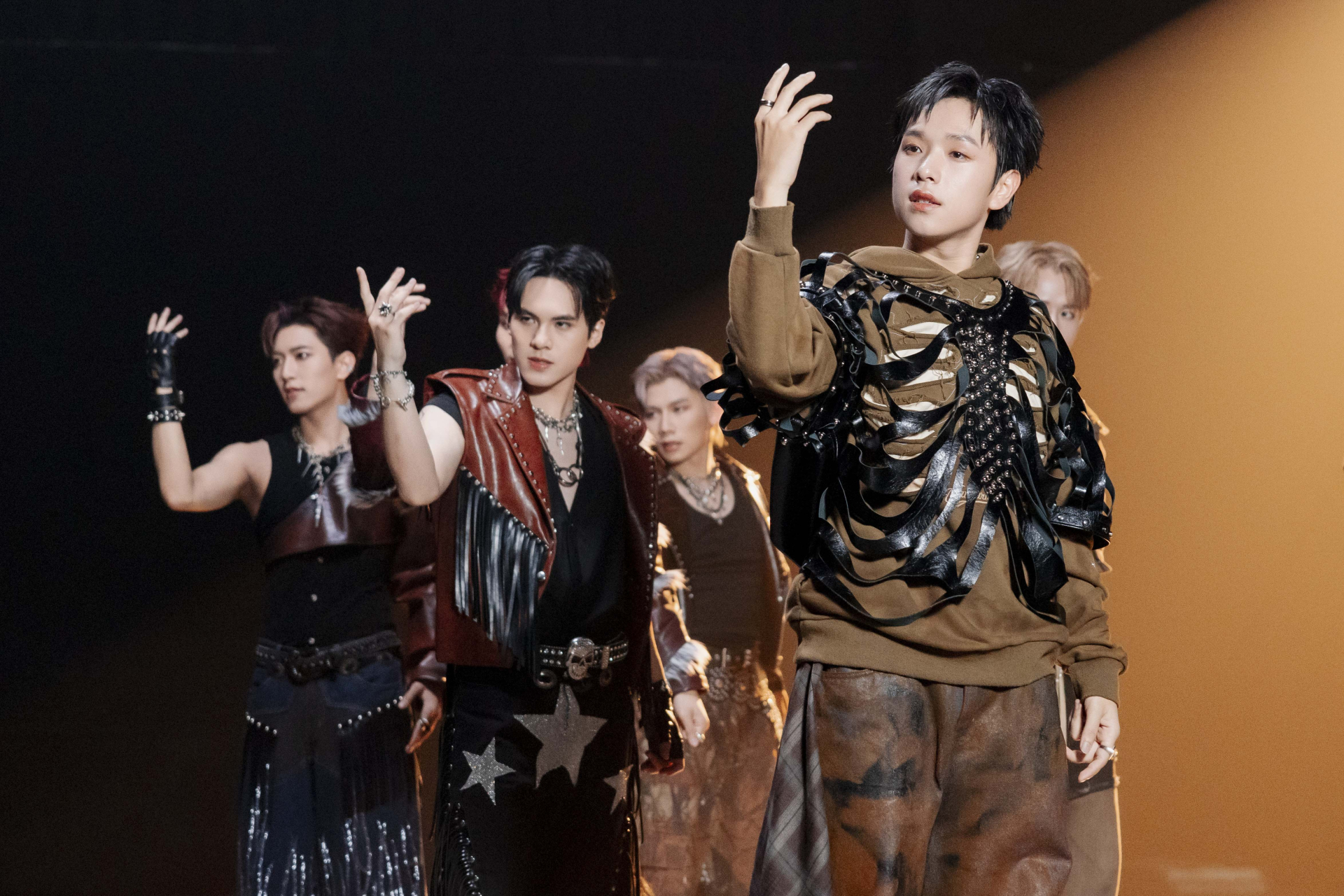 11 Tân Binh Thăng Cấp chuẩn phong thái “idol” trong MV “Show Me” - ảnh 3